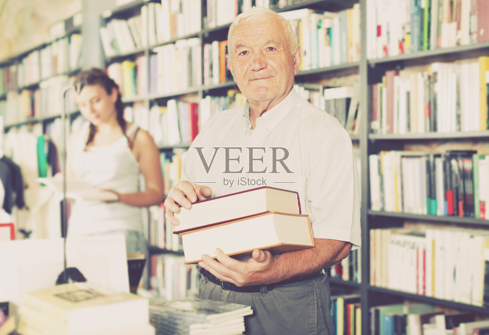 成熟男人客户的肖像正在展示书籍照片摄影图片