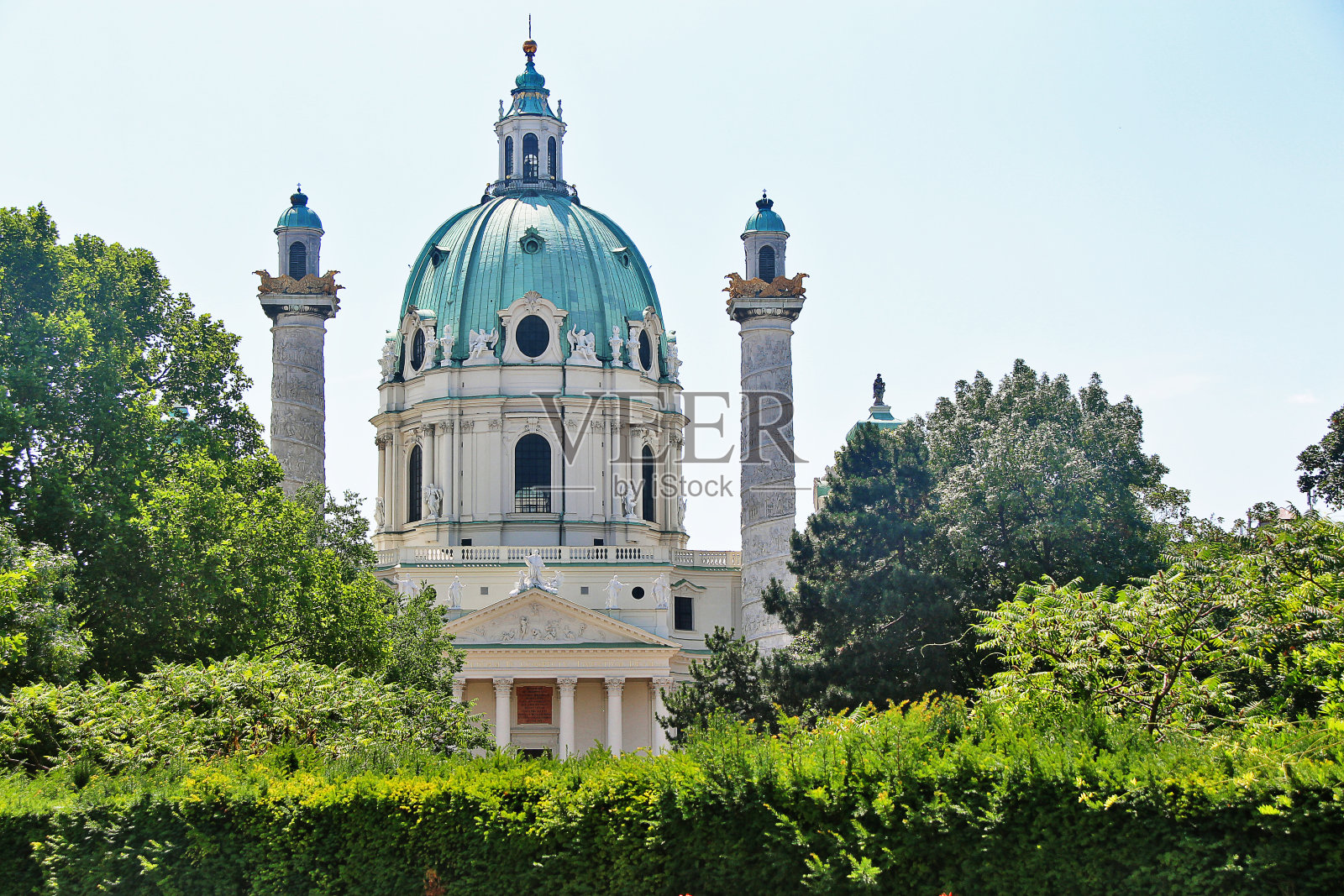 Karlskirche (St. Charles's Church)是一座为圣查尔斯博罗梅奥而建的巴洛克风格教堂，位于奥地利维也纳(Wien) Karlsplatz的南侧。照片摄影图片