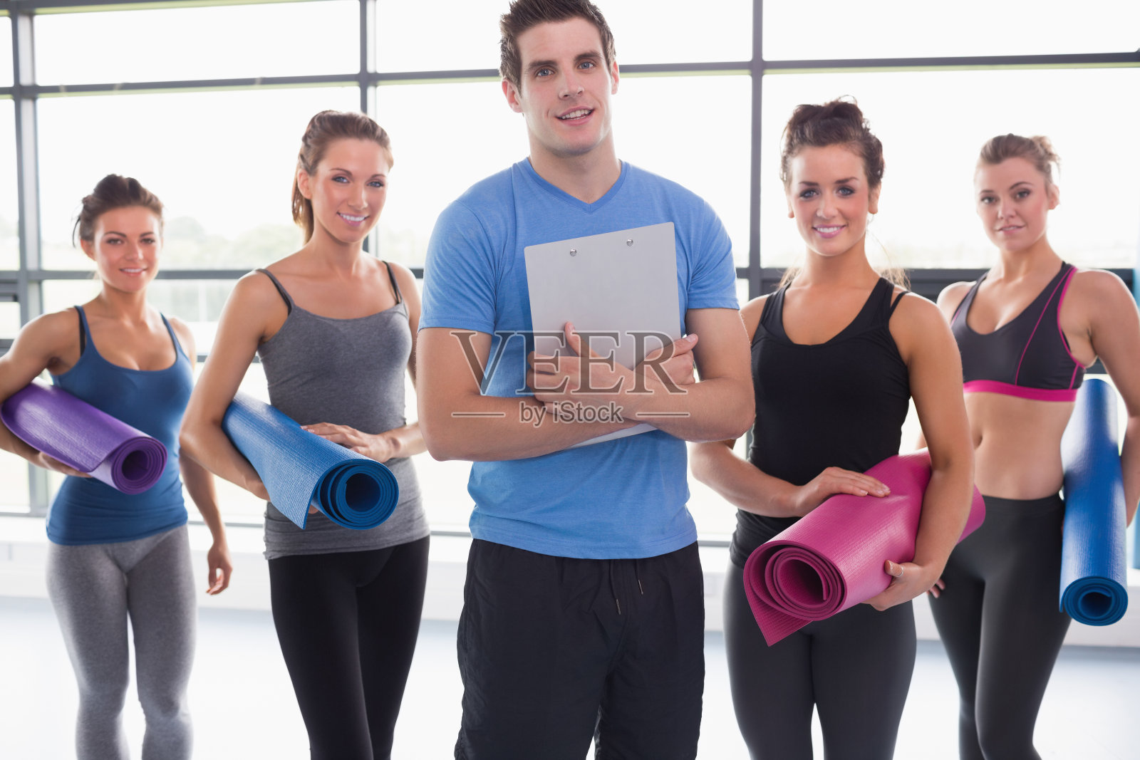 教练和他的瑜伽课照片摄影图片