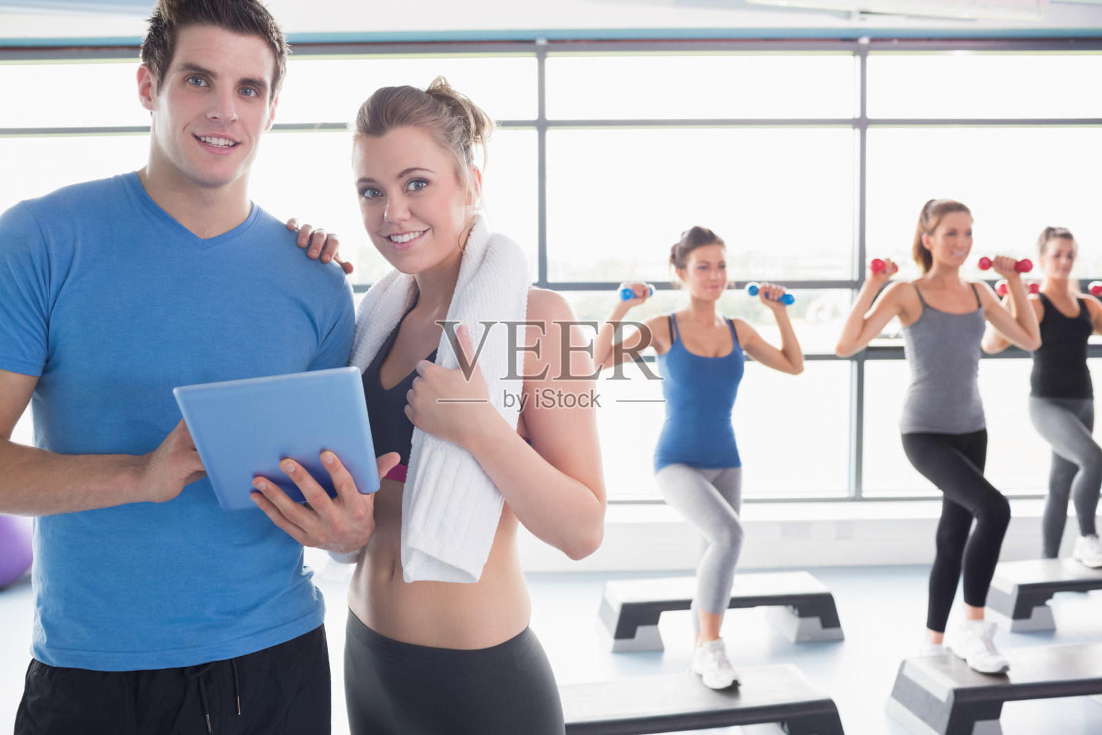 教练和女人在有氧运动课上一起微笑照片摄影图片