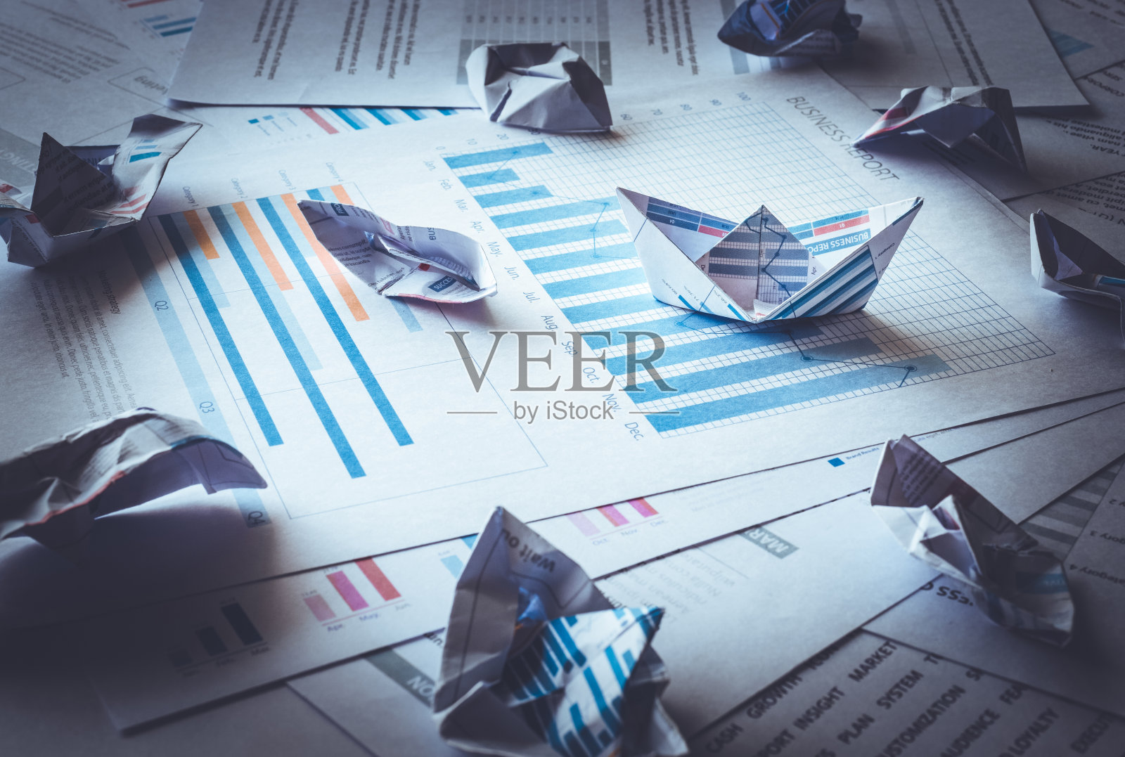 在暴风雨中用纸图形制成的一组船照片摄影图片