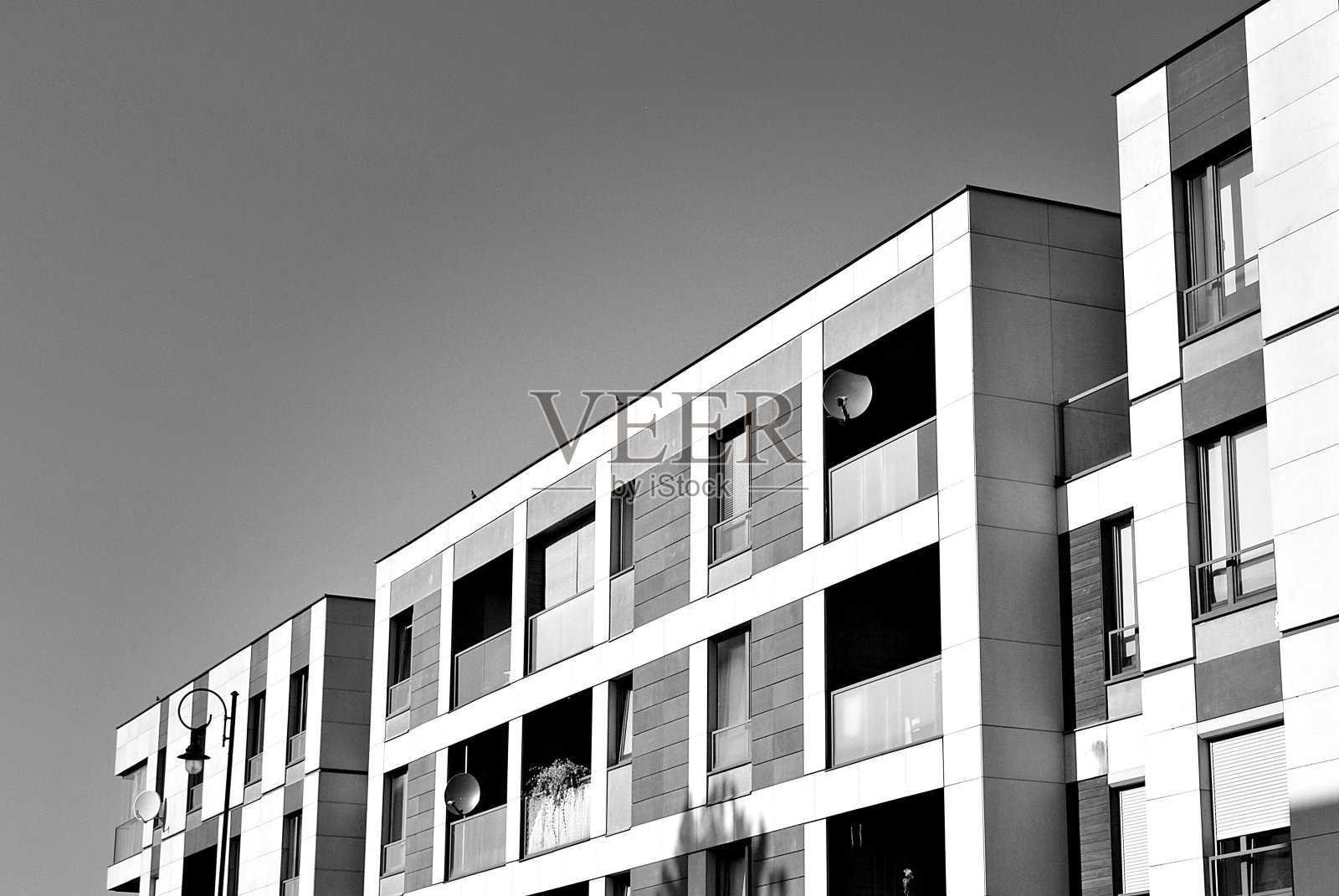 现代，豪华公寓大楼。黑色和白色。照片摄影图片