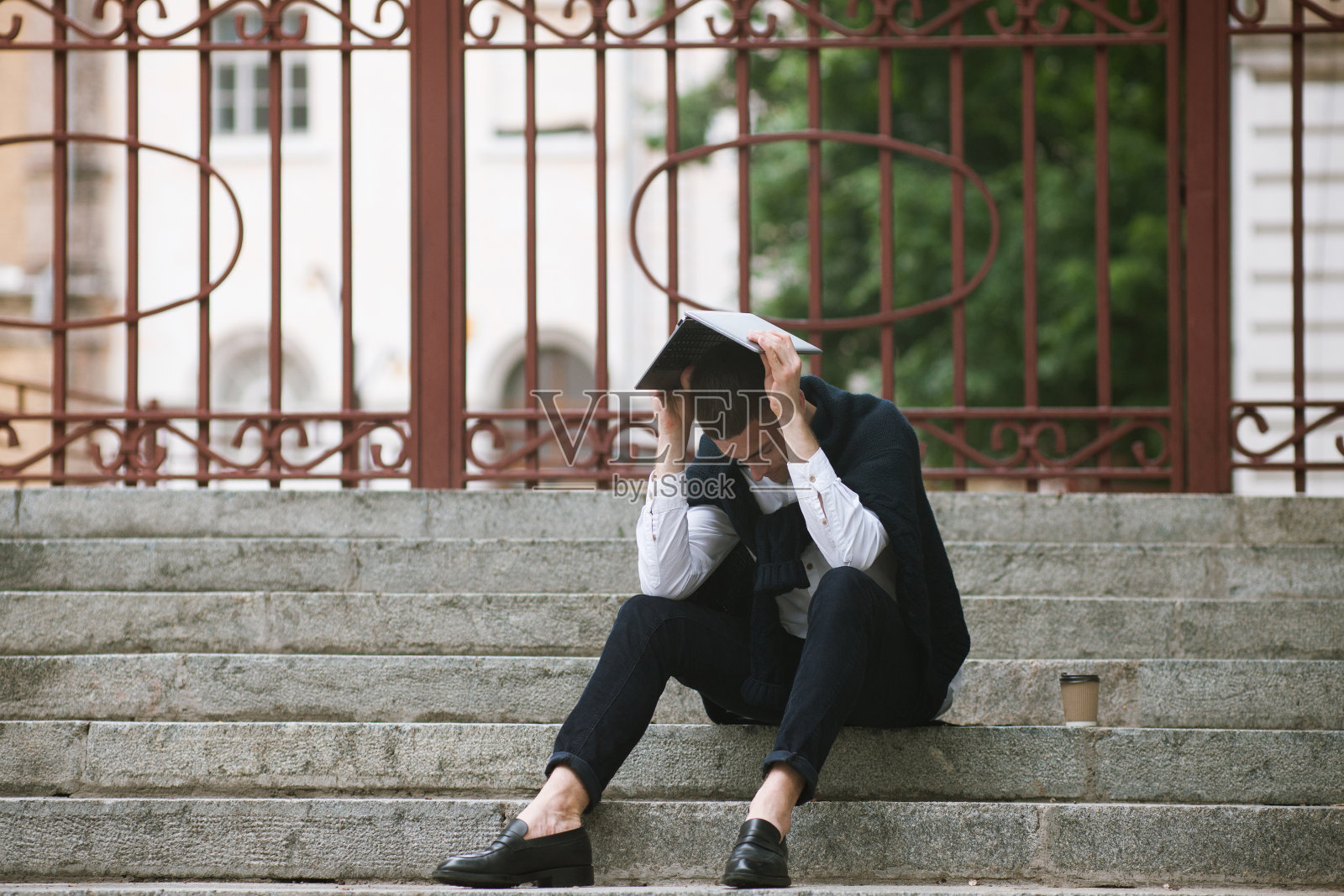 在工作中问题。强调年轻男性照片摄影图片