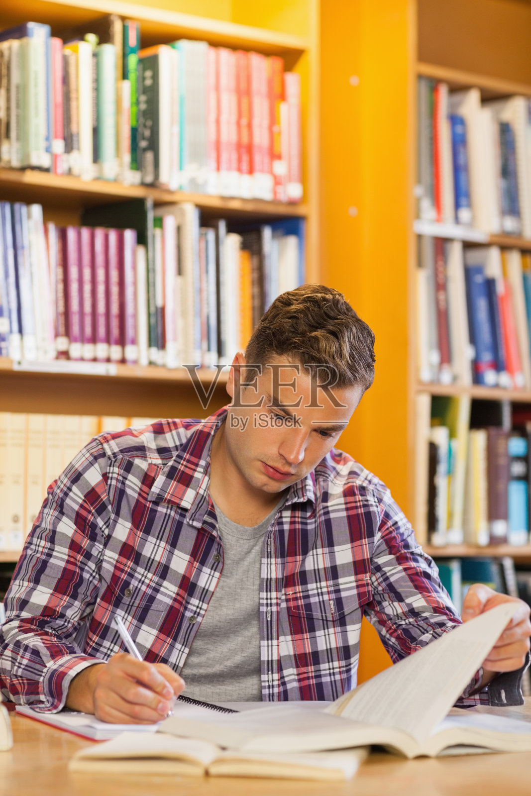 专心做笔记的帅气学生照片摄影图片