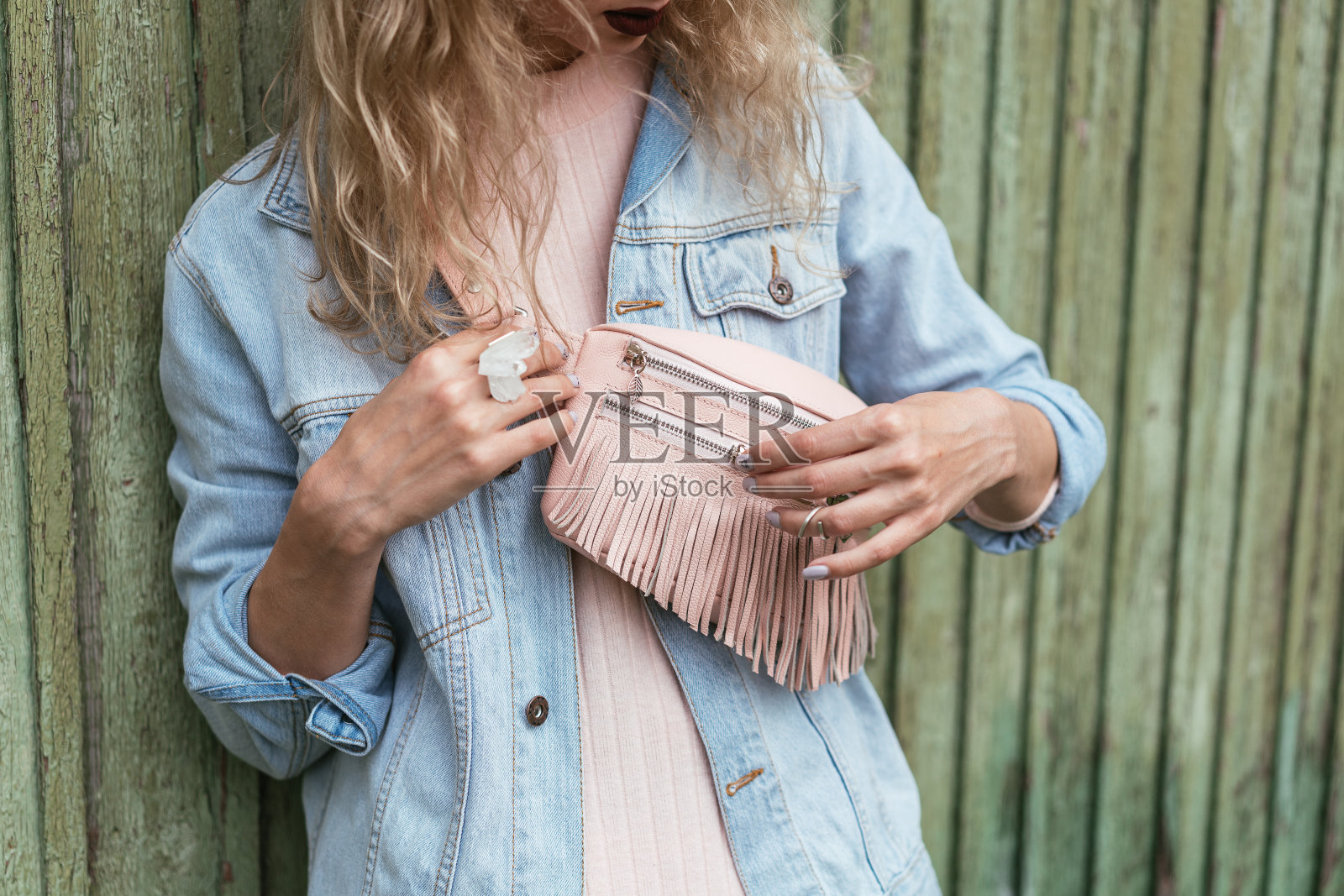 拎着包的金发女人照片摄影图片