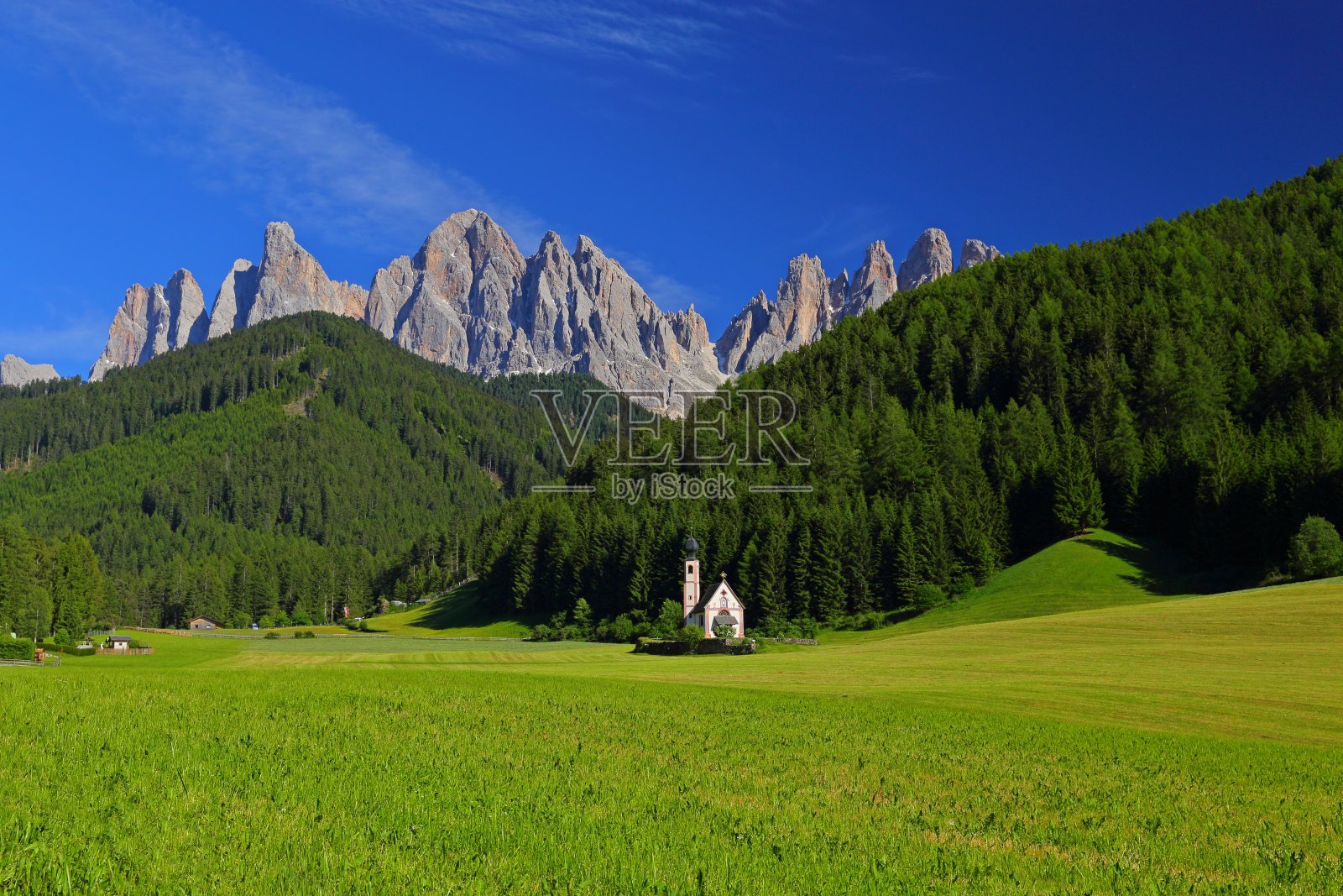 圣乔瓦尼教堂前面的白云石山峰照片摄影图片