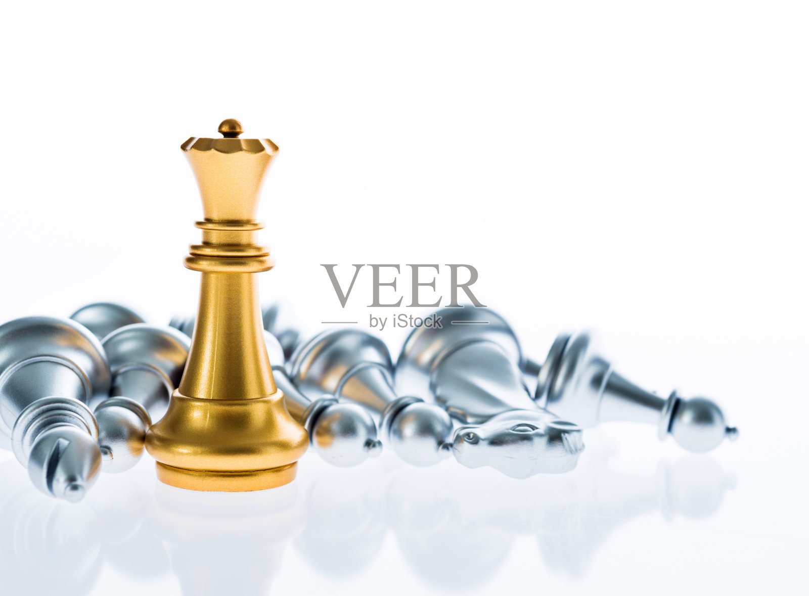 金皇后站在棋盘上照片摄影图片