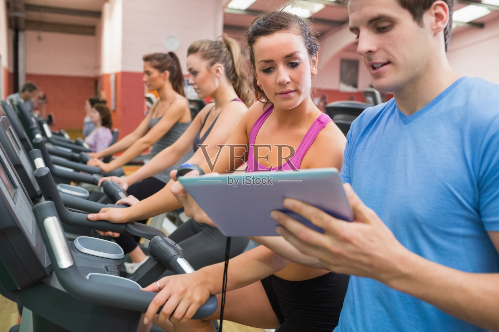 男教练展示剪贴板照片摄影图片