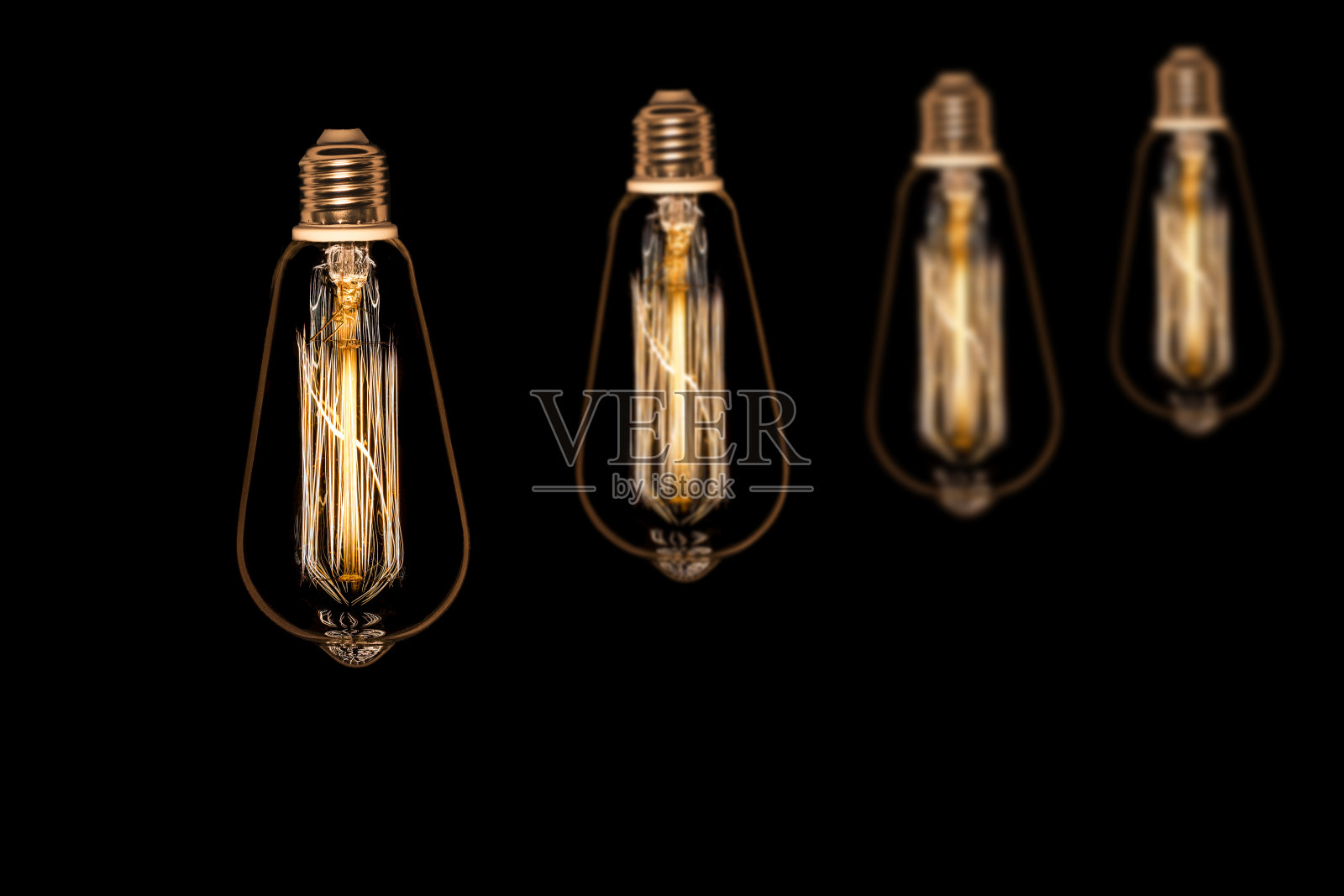 黑色背景上的老式灯照片摄影图片