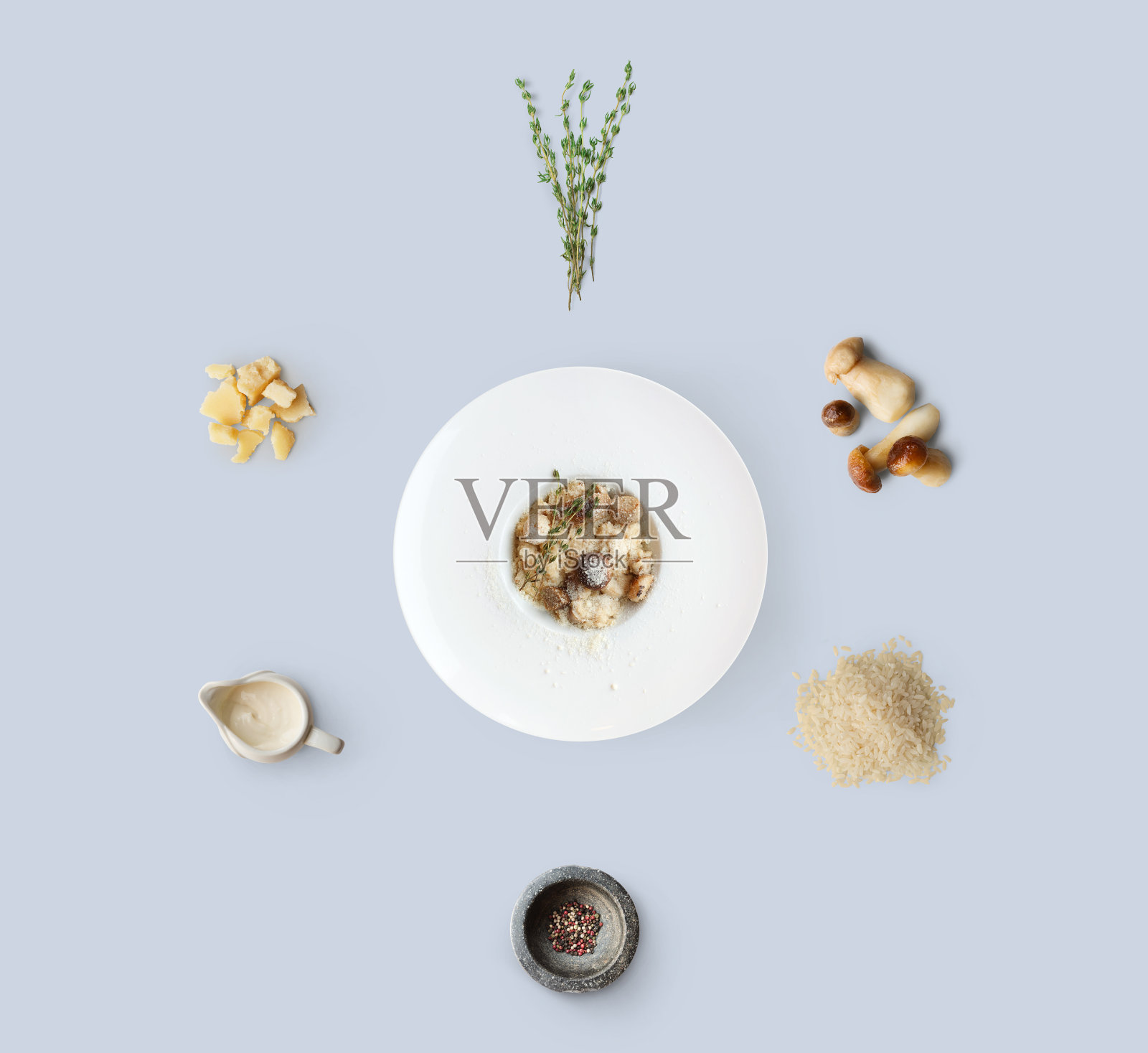 意大利调味饭的烹饪原料与野生蘑菇隔离在蓝色照片摄影图片