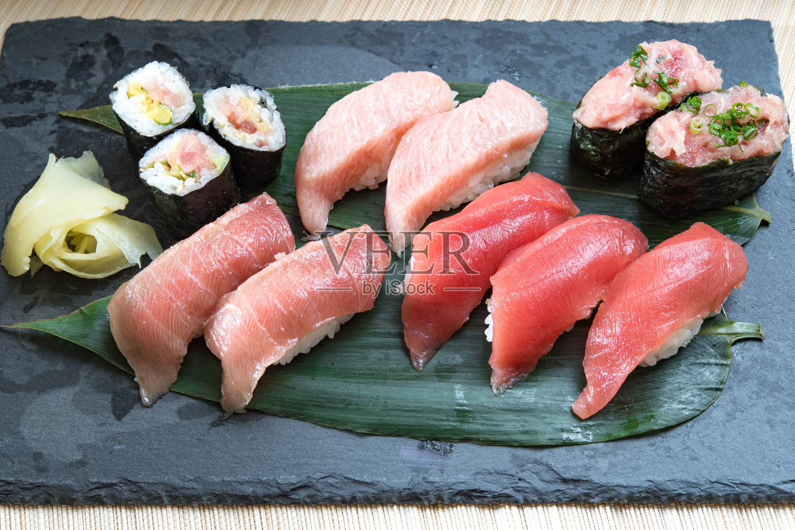 金枪鱼寿司。照片摄影图片