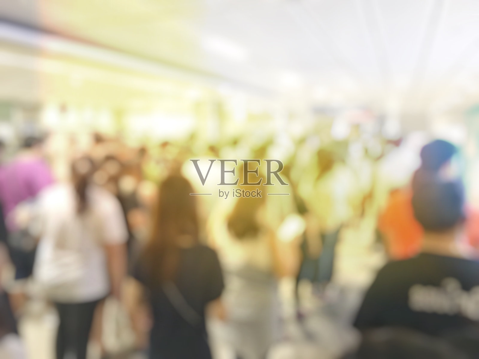 模糊的形象，人们走出公共地铁在高峰时间，呆在人群中给日常生活造成压力。照片摄影图片