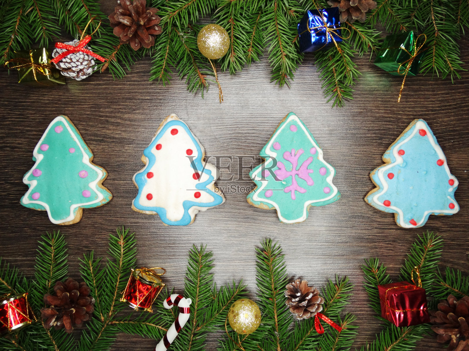 圣诞饼干、姜饼和木制背景装饰照片摄影图片