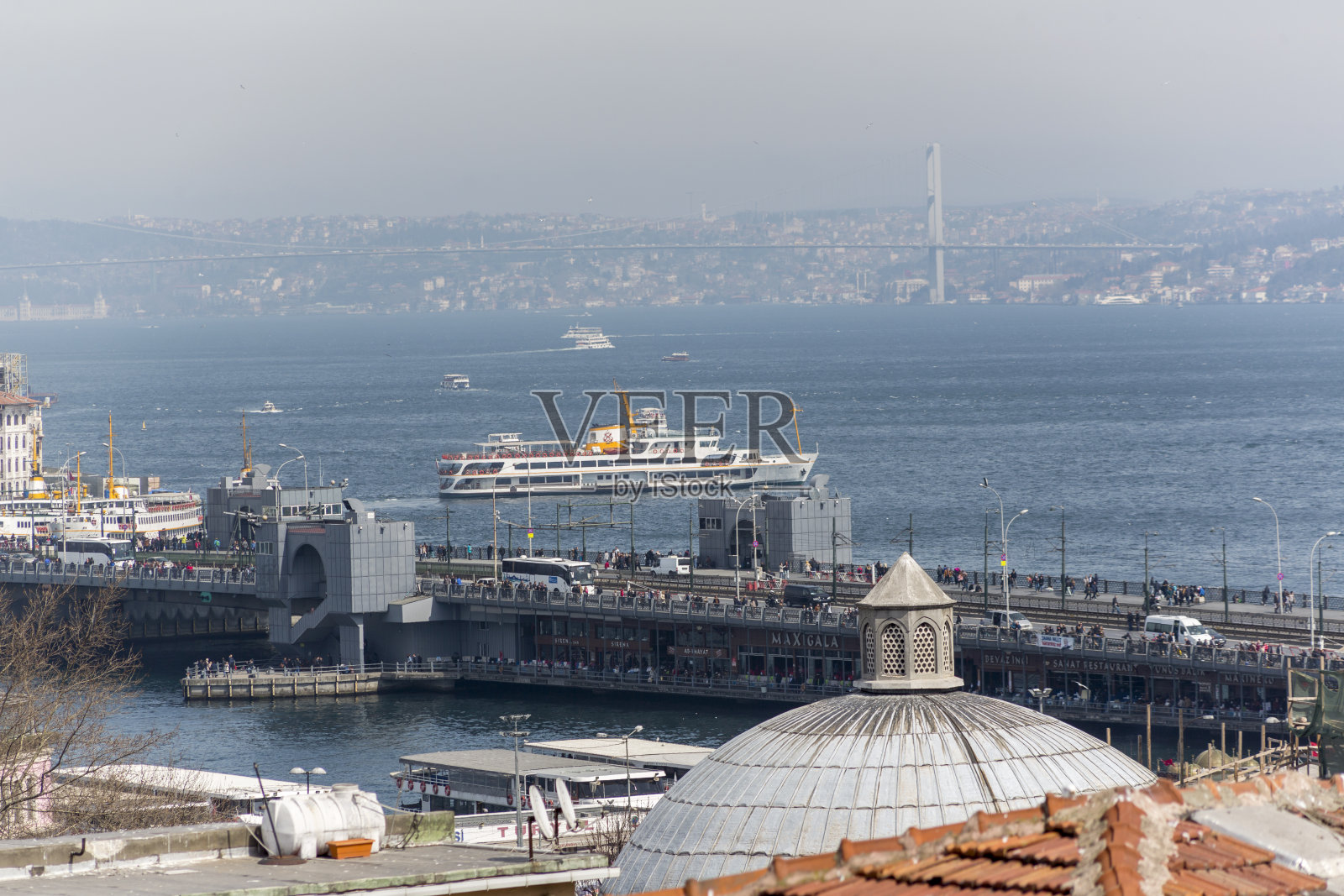 土耳其伊斯坦布尔的米诺努旧城欧洲一侧海岸上的船只照片摄影图片