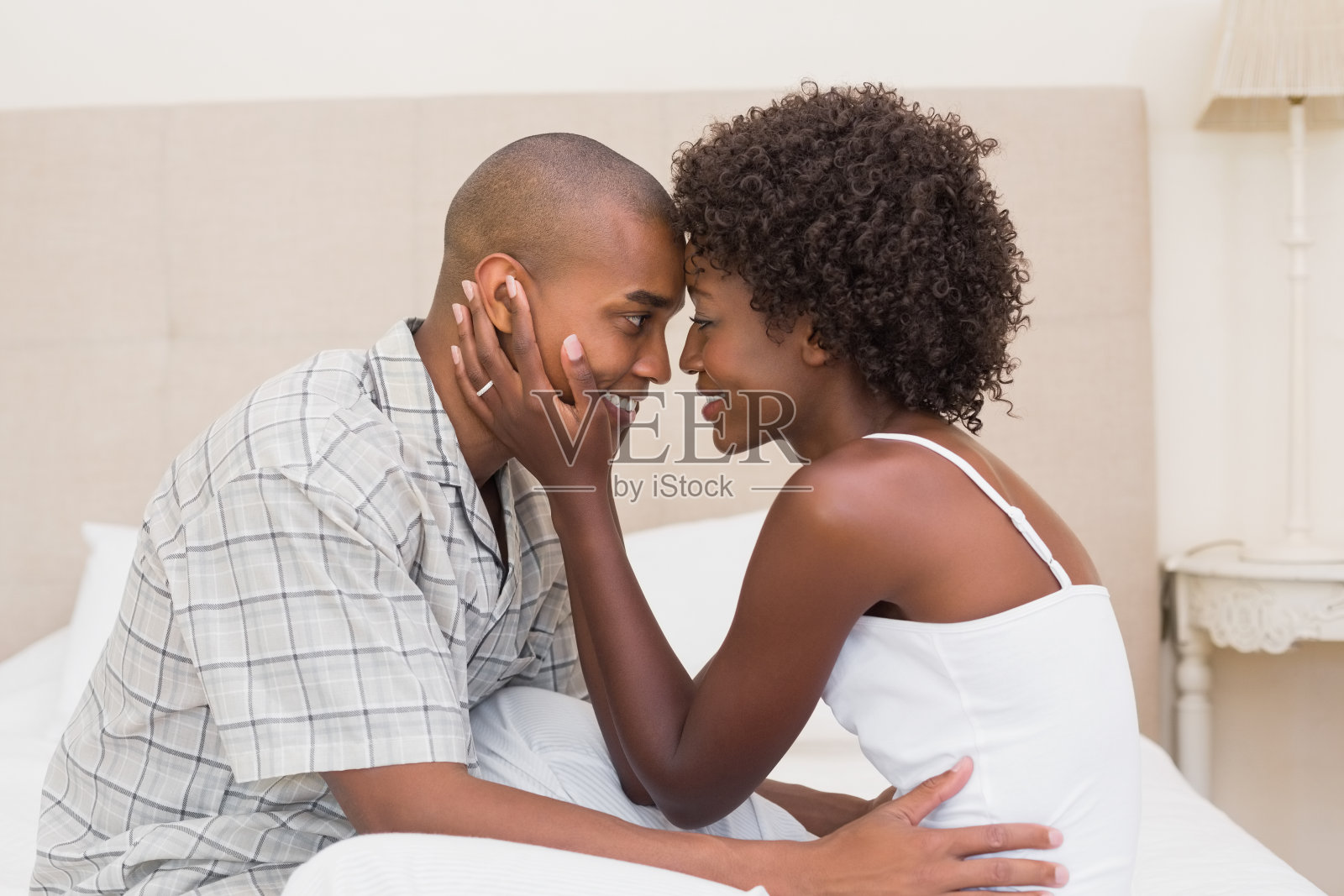 幸福的夫妇在床上表达爱意照片摄影图片