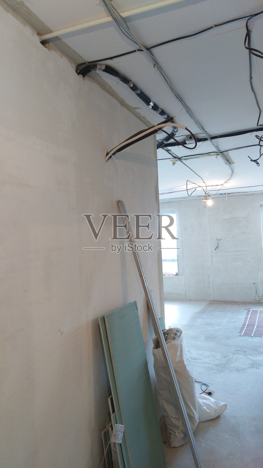 在公寓里完成工作照片摄影图片