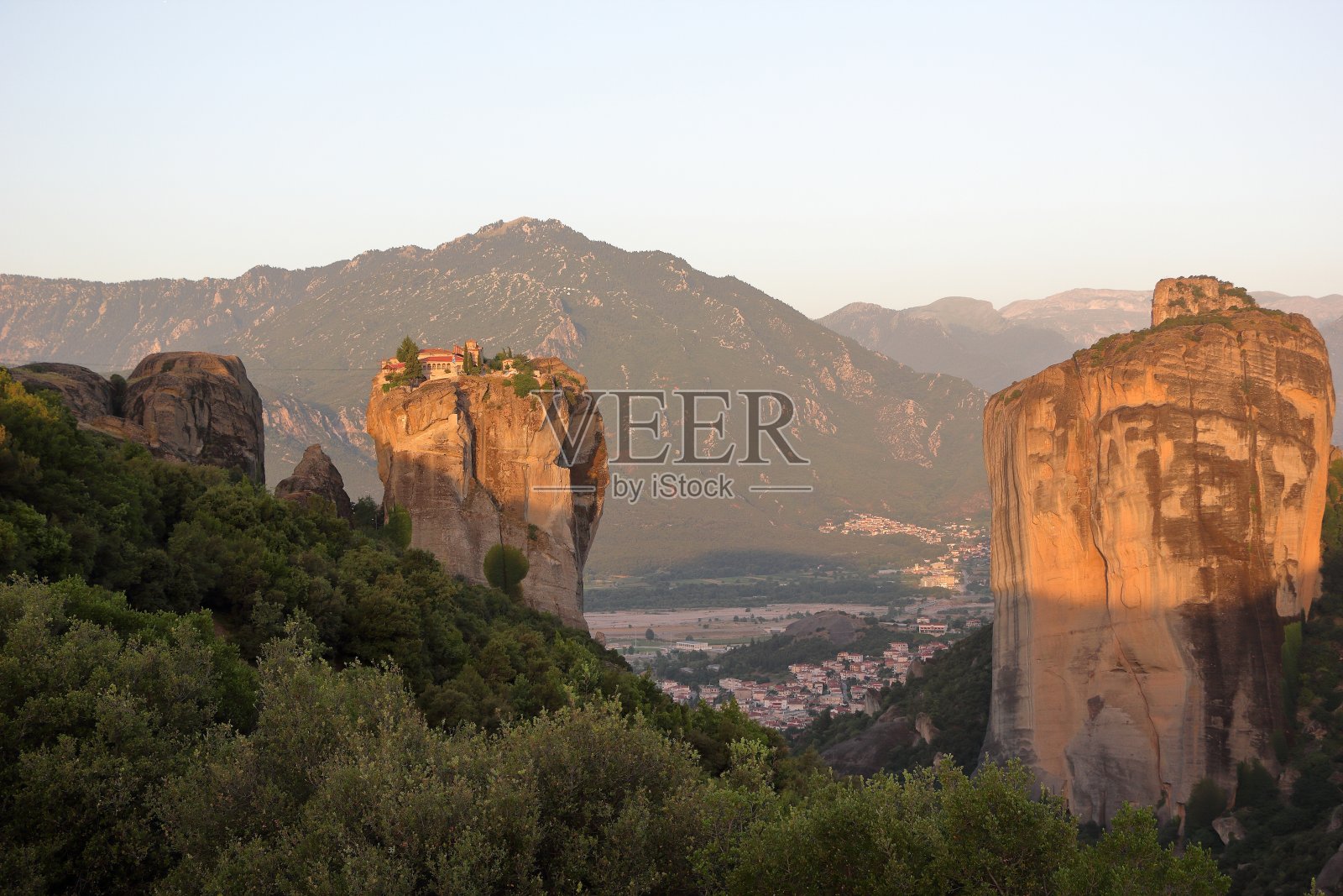 希腊中部卡兰巴卡日出时分美丽的迈泰奥拉景观照片摄影图片