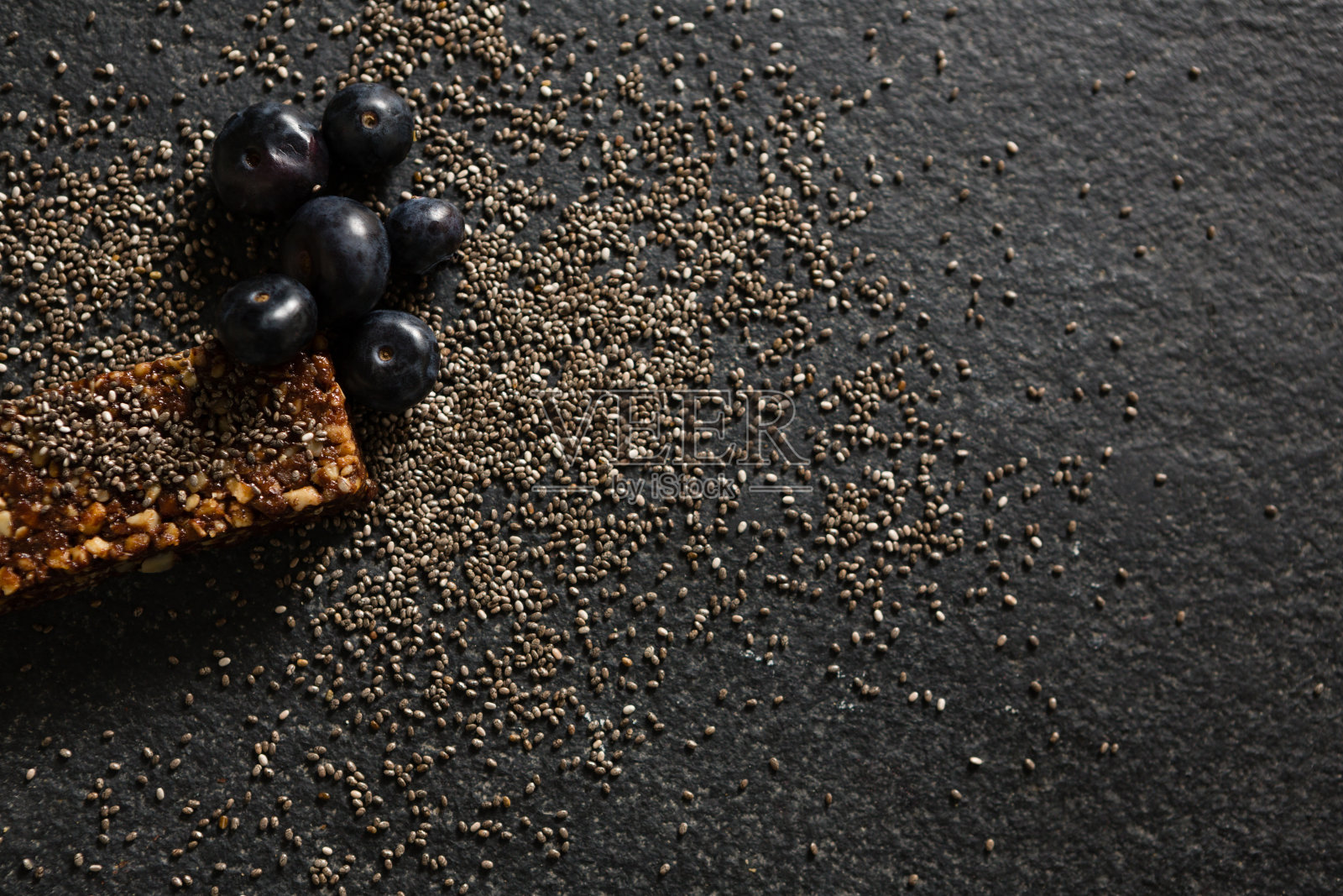 格兰诺拉麦片棒与谷物和爪哇梅子在黑色的背景照片摄影图片