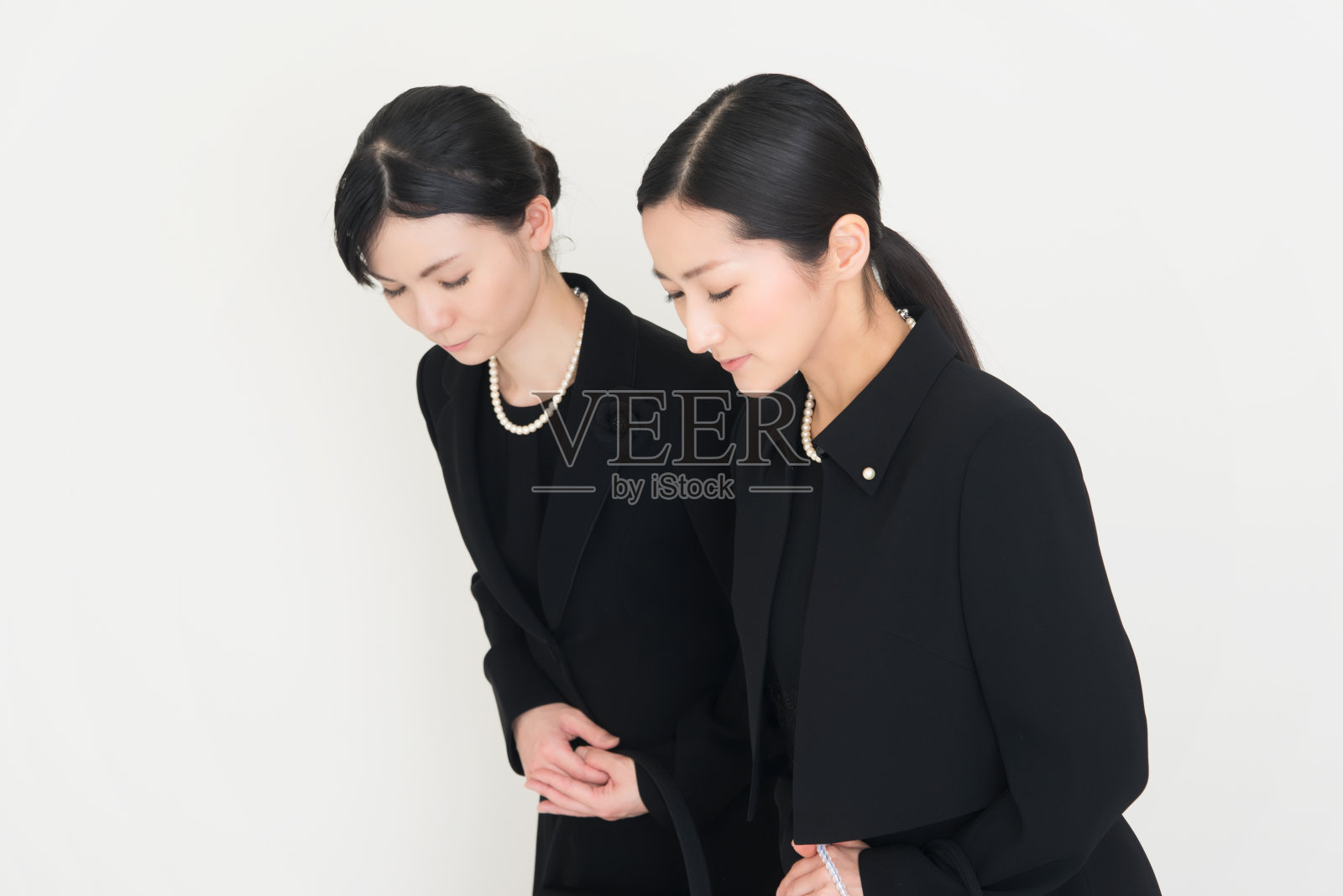 穿着丧服的妇女照片摄影图片