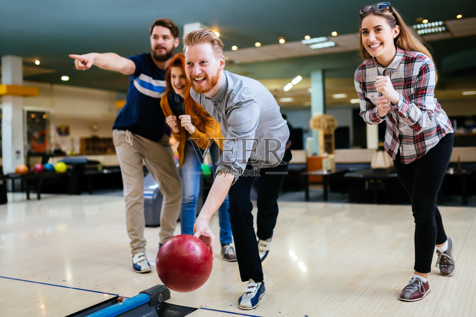 朋友在一起玩保龄球和加速时间照片摄影图片