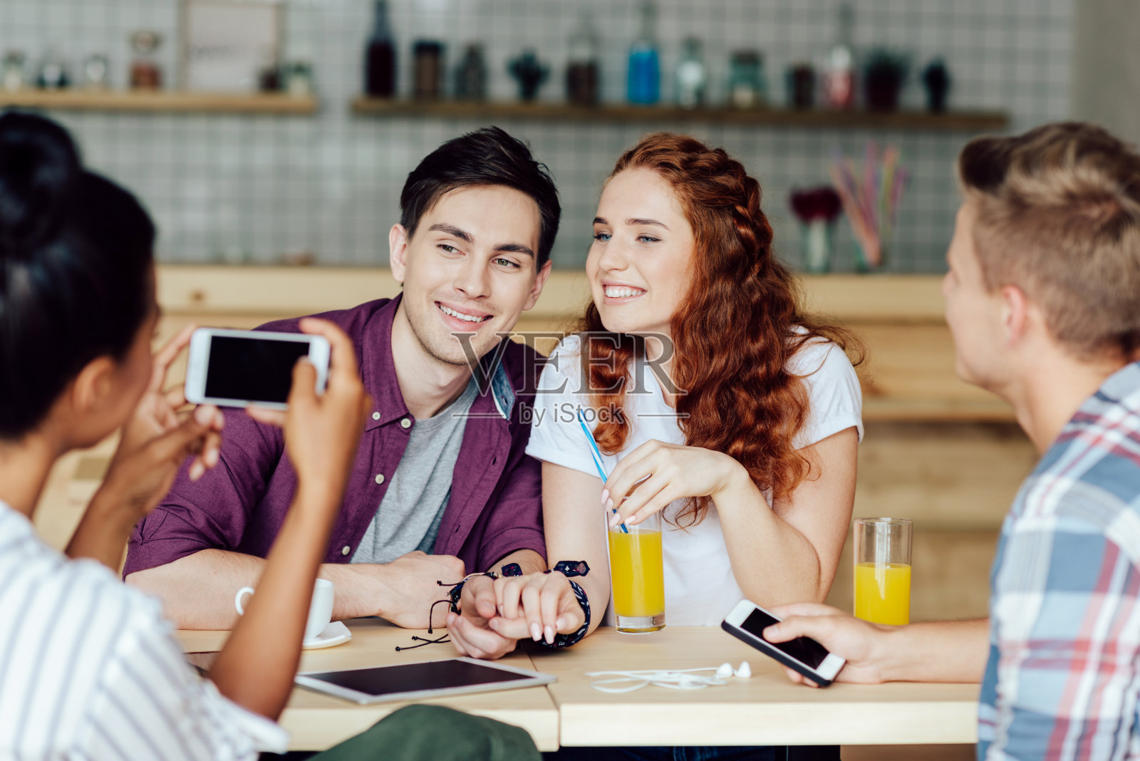 年轻夫妇和朋友在咖啡馆照片摄影图片