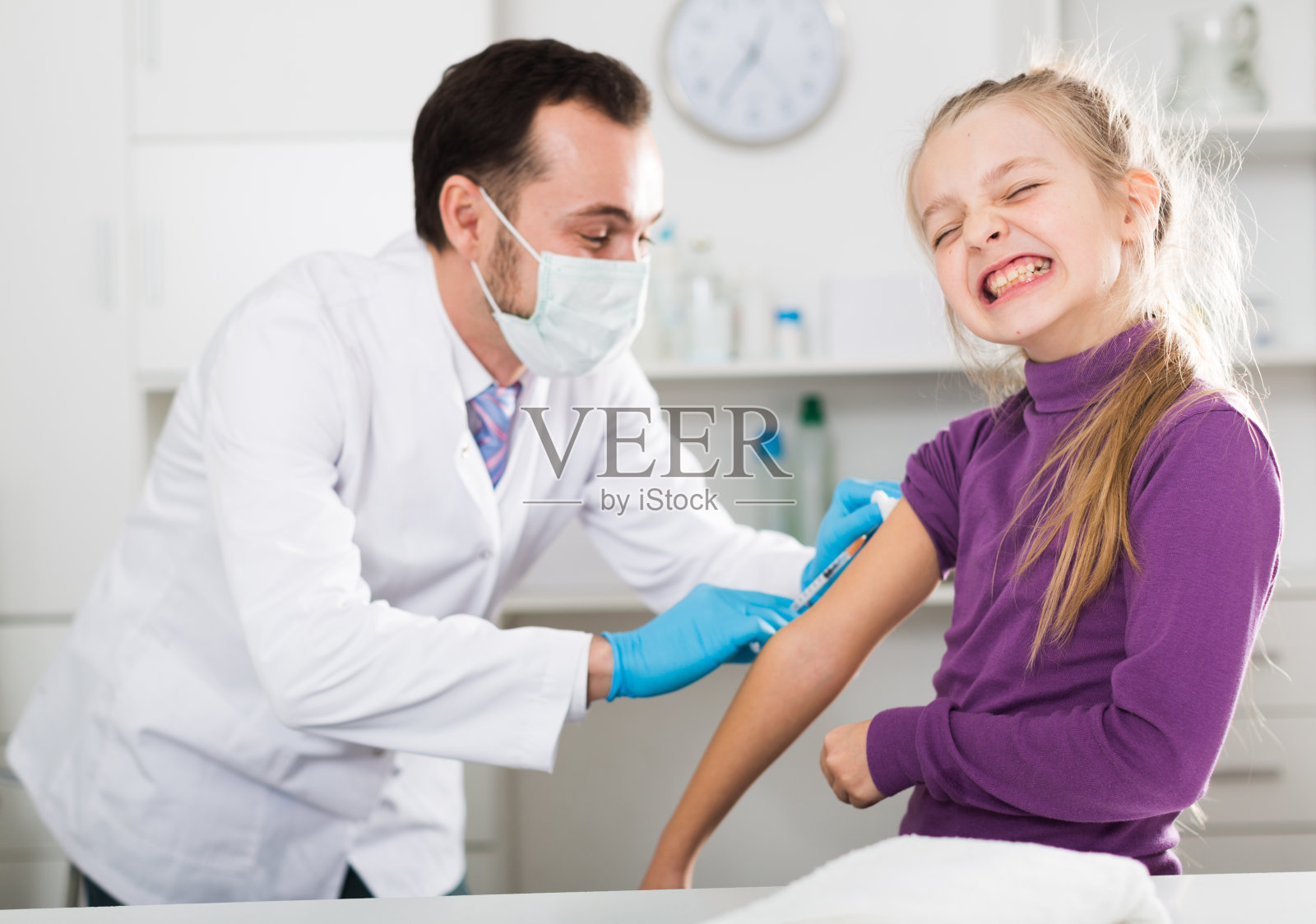 男医生给小病人注射照片摄影图片