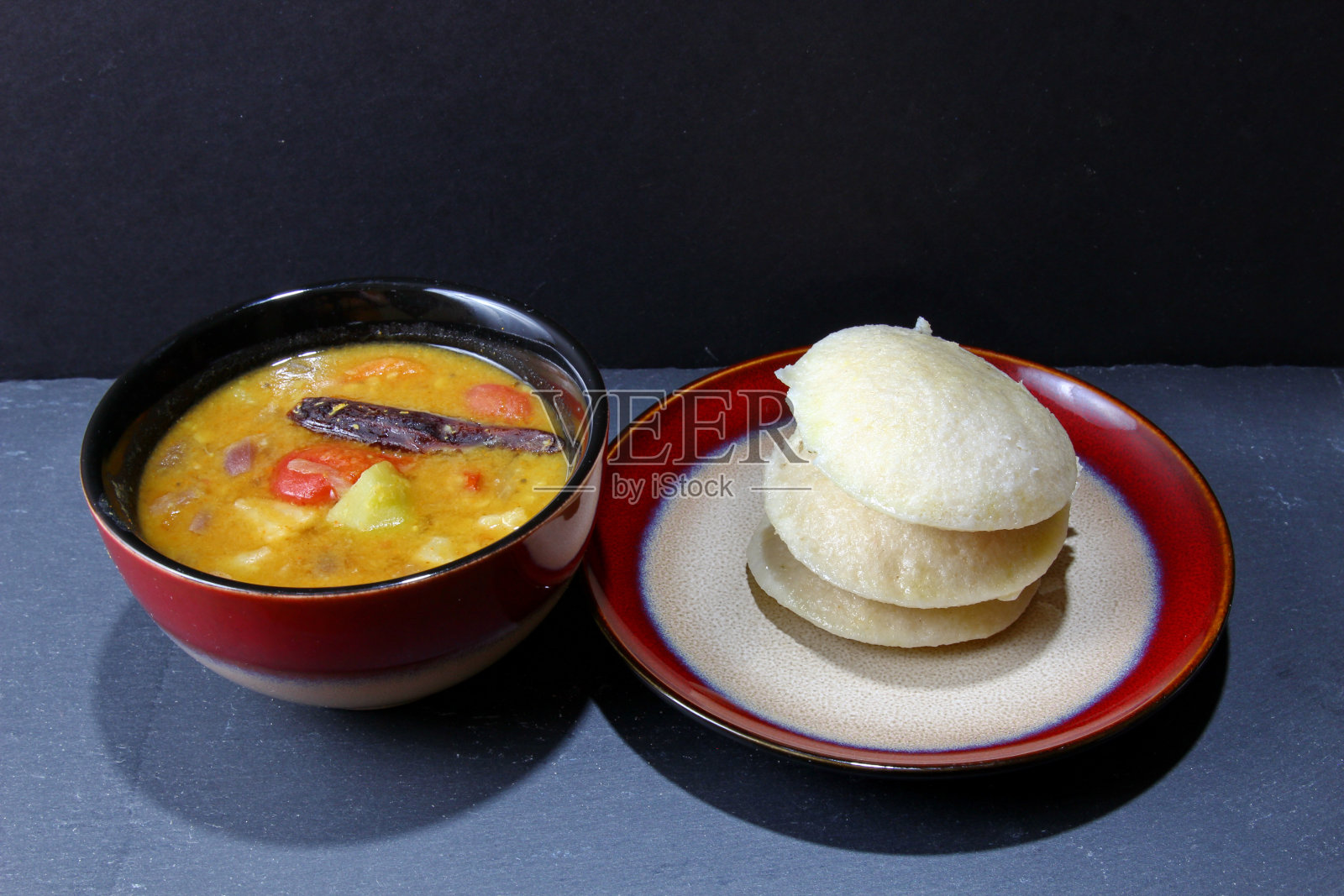 Idli和Sambhar，一种南印度拼盘照片摄影图片