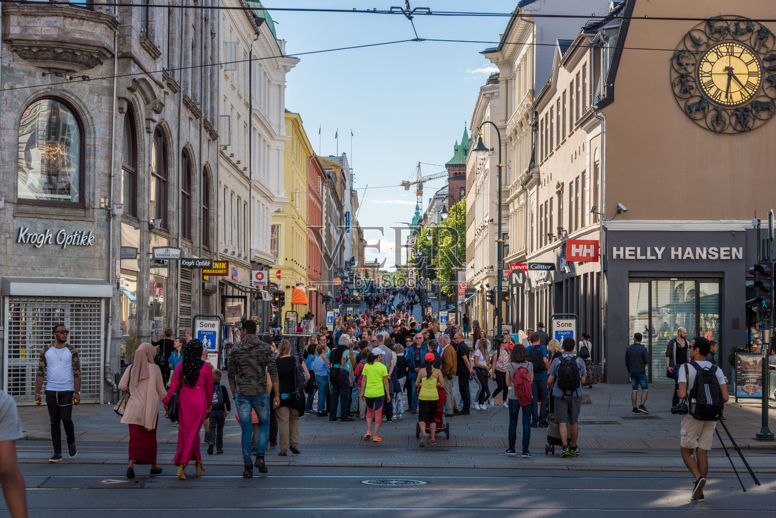 挪威奥斯陆，行人挤在一条繁忙的街道上照片摄影图片