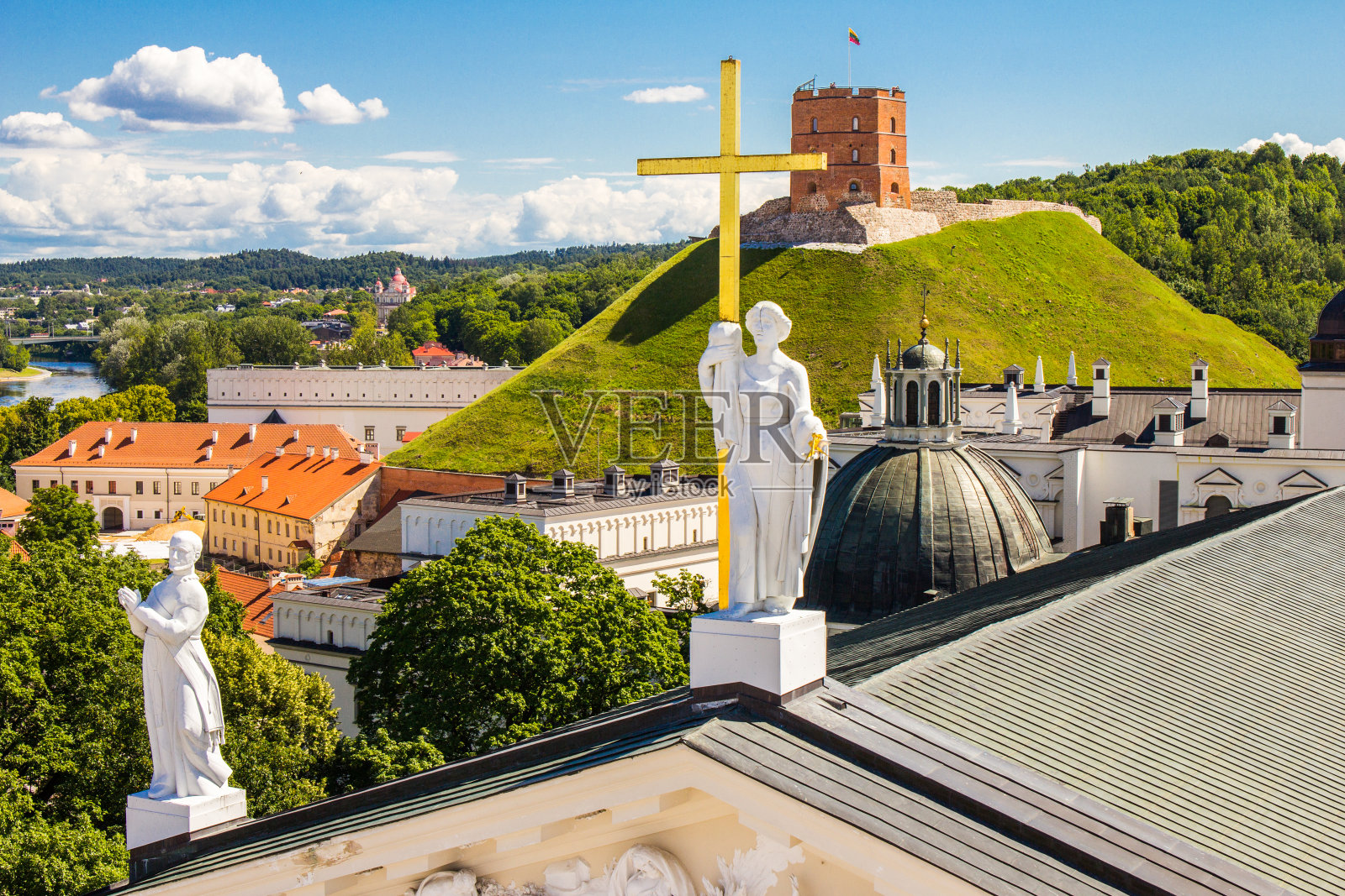 风景优美的夏天的老城建筑与Gediminas塔在维尔纽斯，立陶宛照片摄影图片