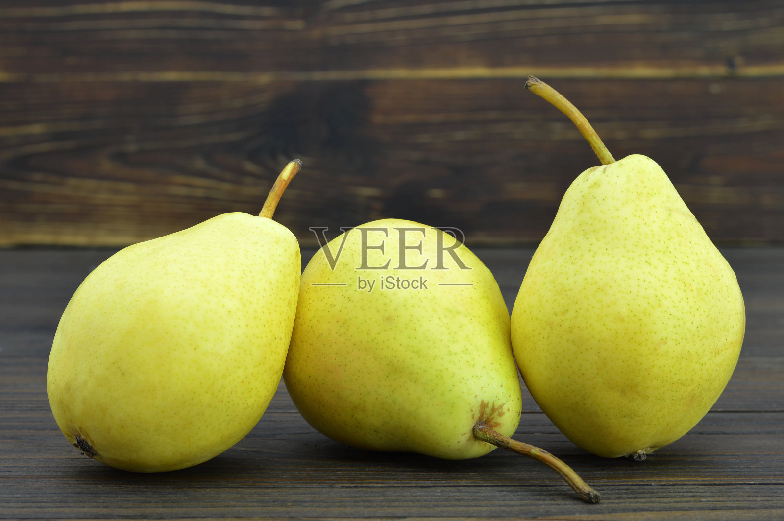 木制背景上的梨照片摄影图片