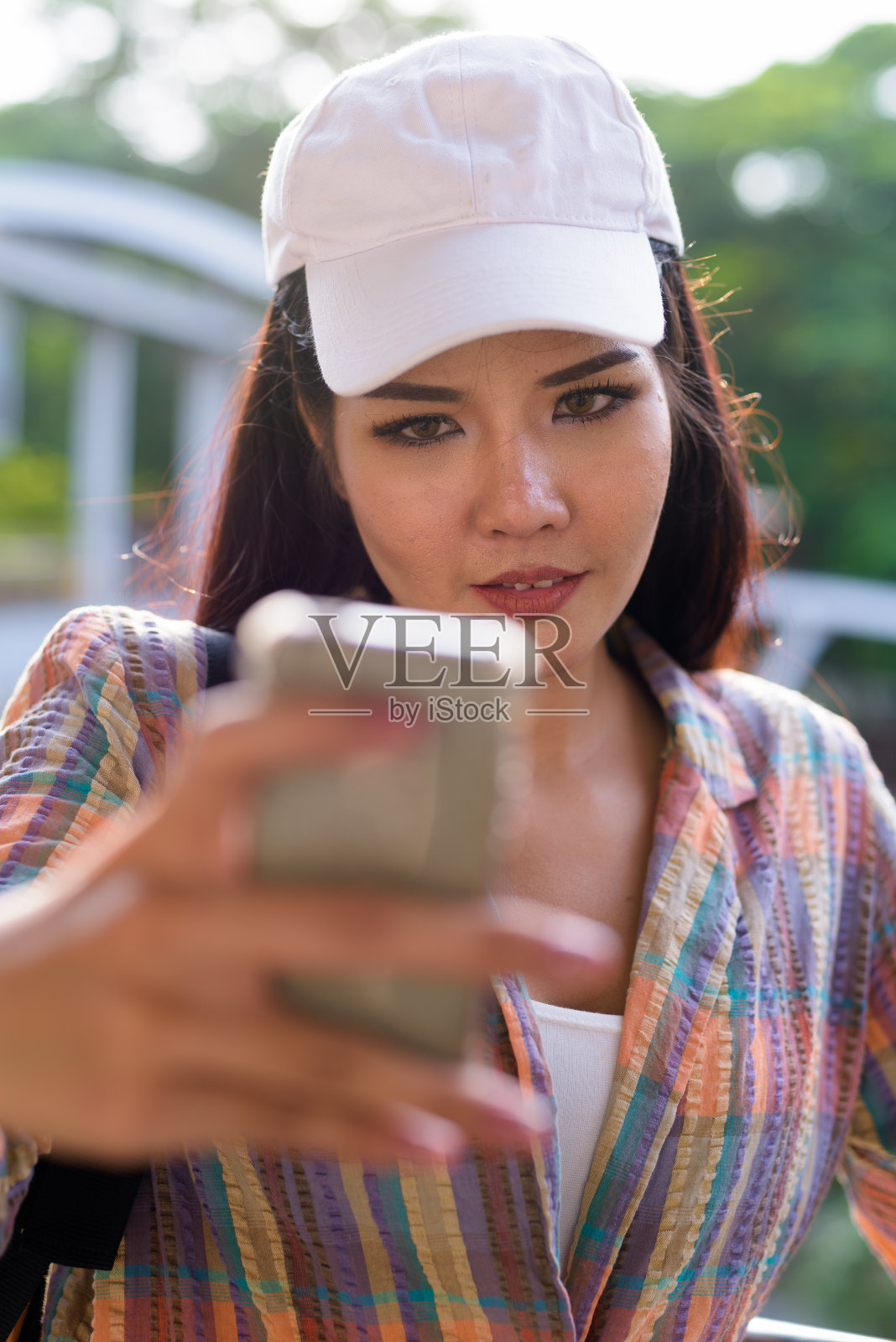 年轻美丽的亚洲女游客的肖像探索曼谷的城市泰国照片摄影图片