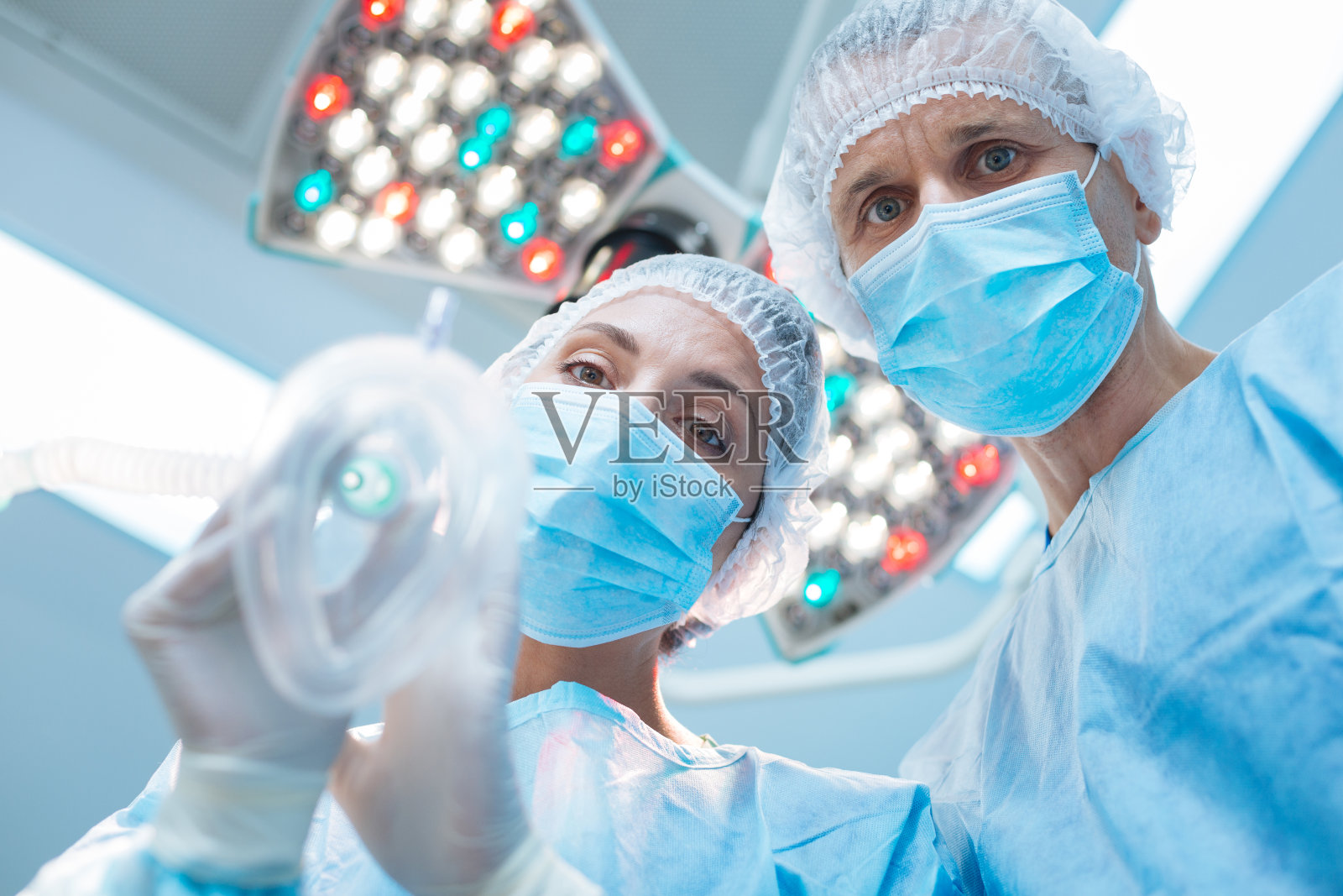 医护人员细心地拿着氧气面罩照片摄影图片