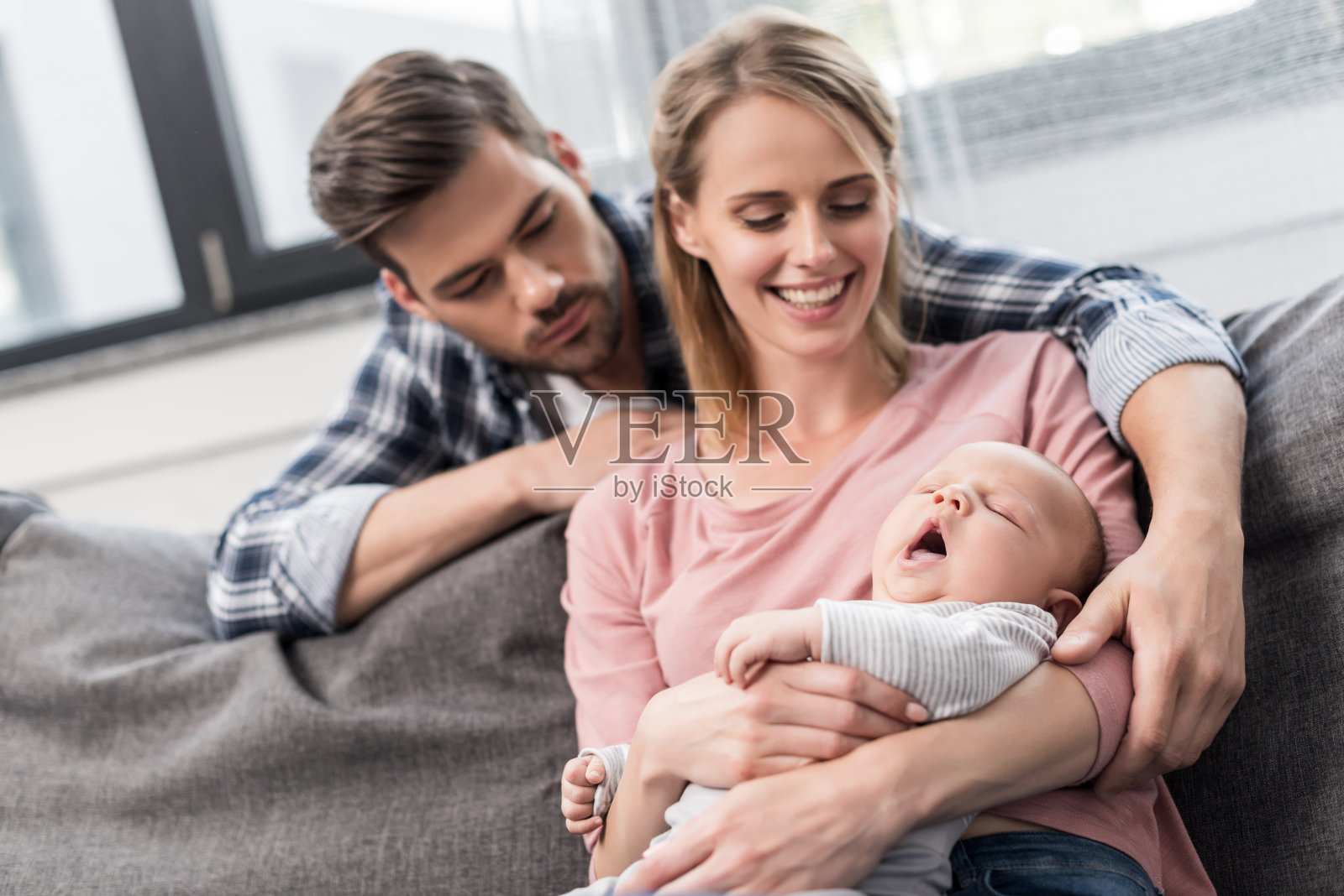 有男婴的父母照片摄影图片