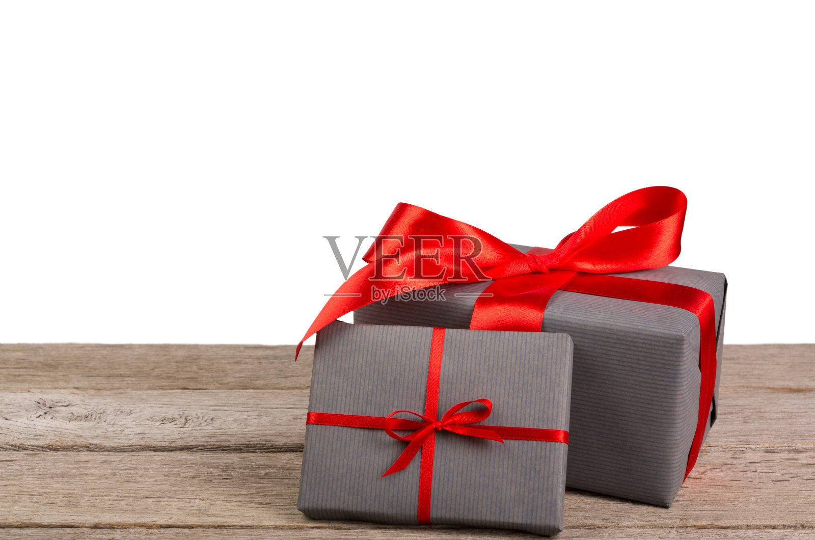 圣诞礼物盒包装在纸上的白色背景照片摄影图片