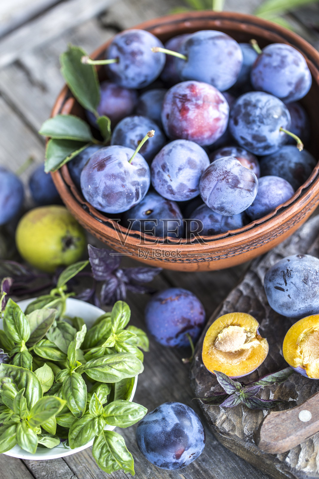 成熟芬芳的李子配上木质的背景照片摄影图片