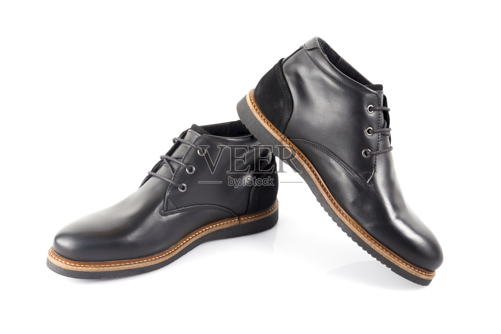 男性黑色靴子上的白色背景。照片摄影图片