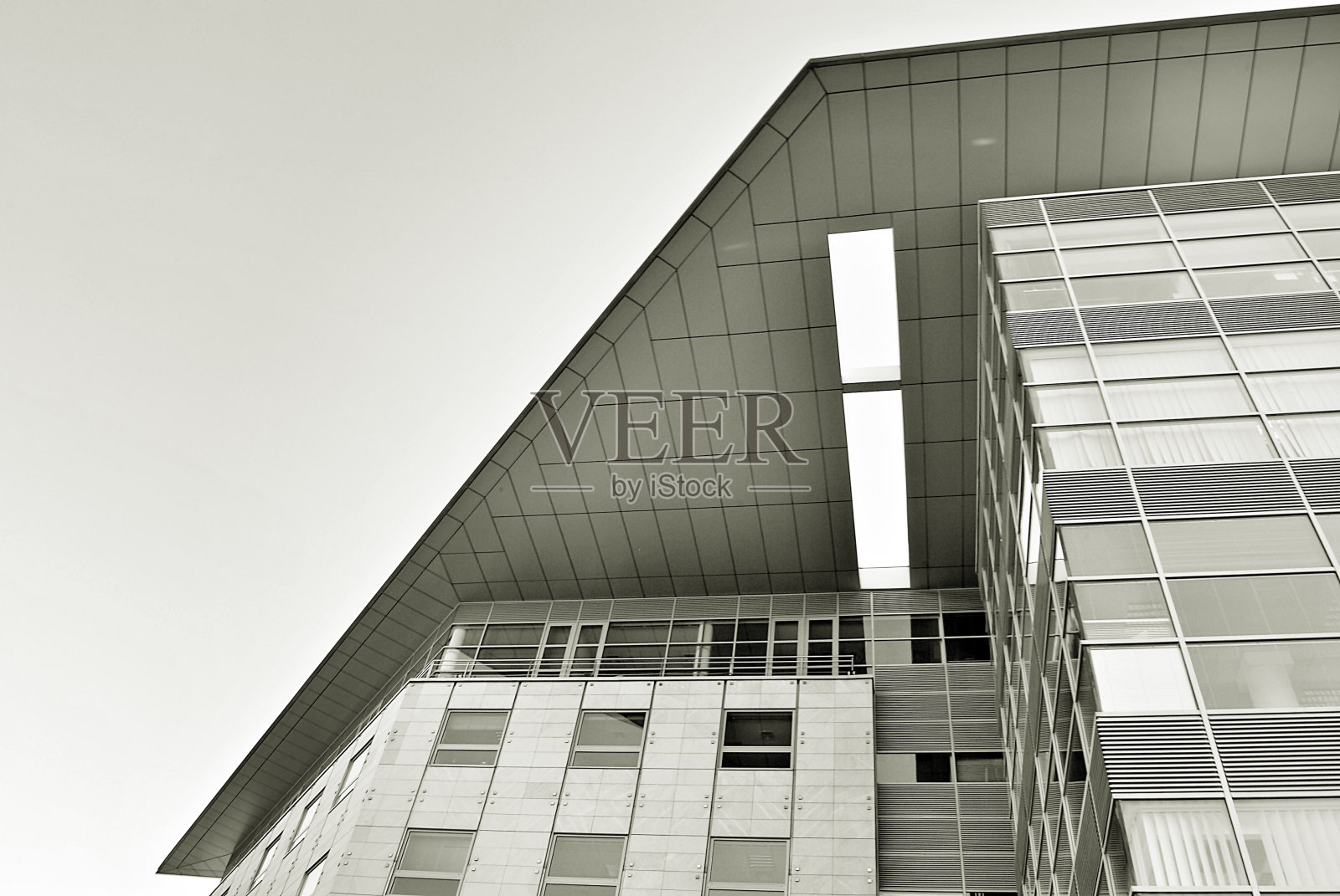 现代建筑的玻璃建筑。黑色和白色照片摄影图片