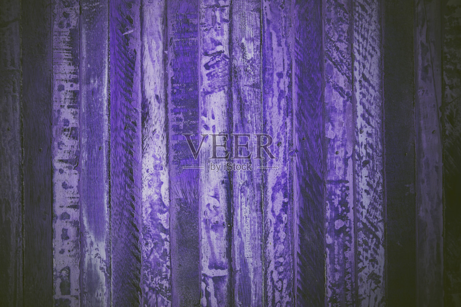 紫色的木材纹理和背景。近距离观看紫色的木材纹理和背景。抽象的紫色背景和纹理为设计师。乡村的木头。手工制作的复古紫色桌子的纹理。照片摄影图片