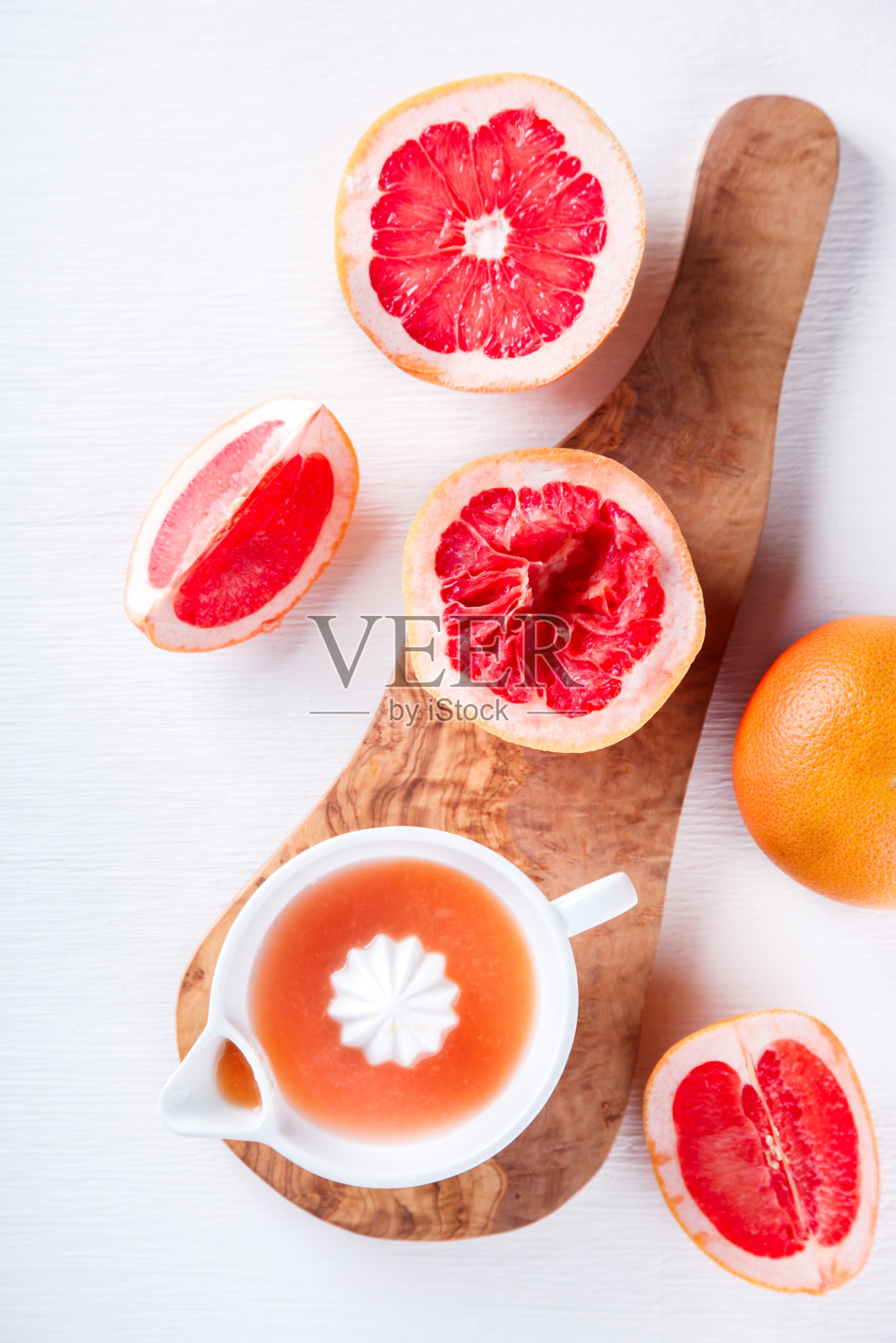 白色背景的果汁，葡萄柚。照片摄影图片