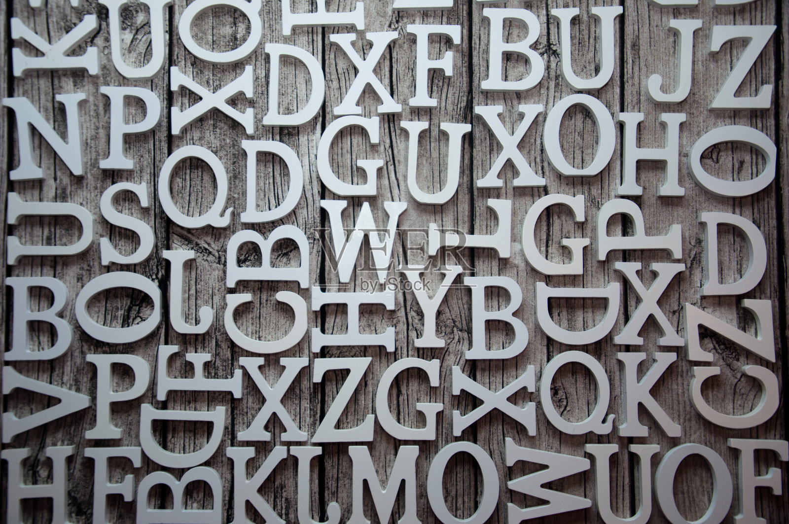 木制背景上的一组白色字母照片摄影图片