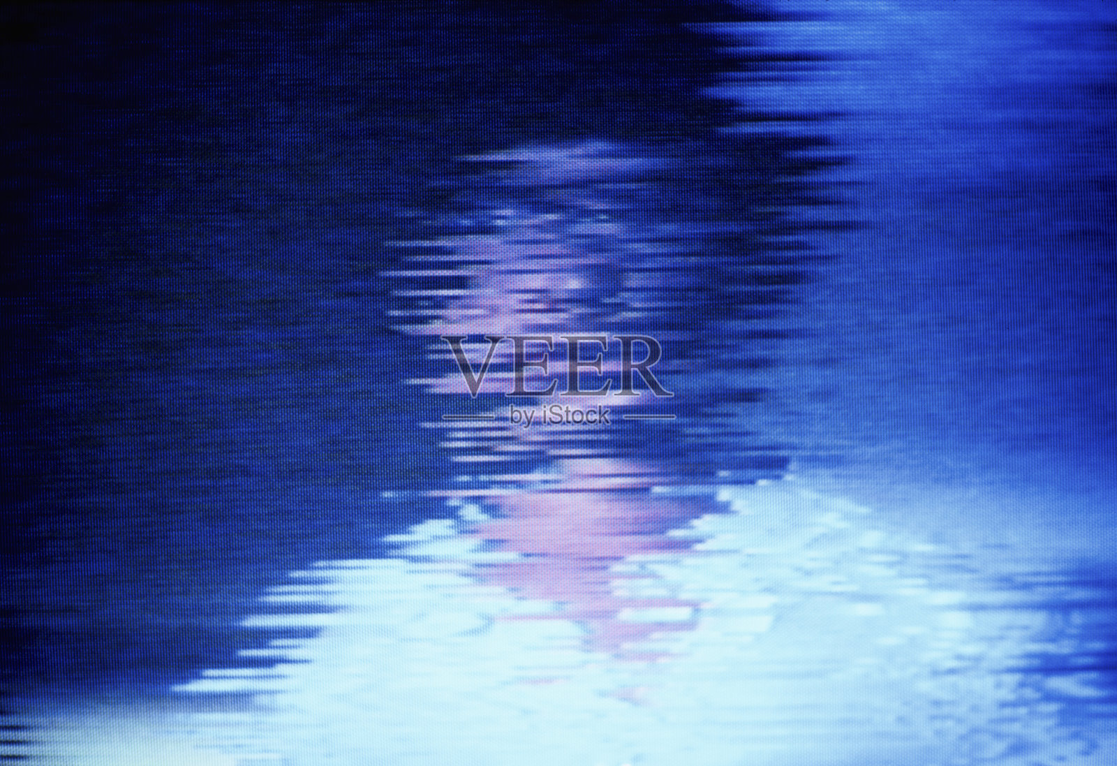 人们穿着蓝色的衣服挂着干扰电视屏幕照片摄影图片