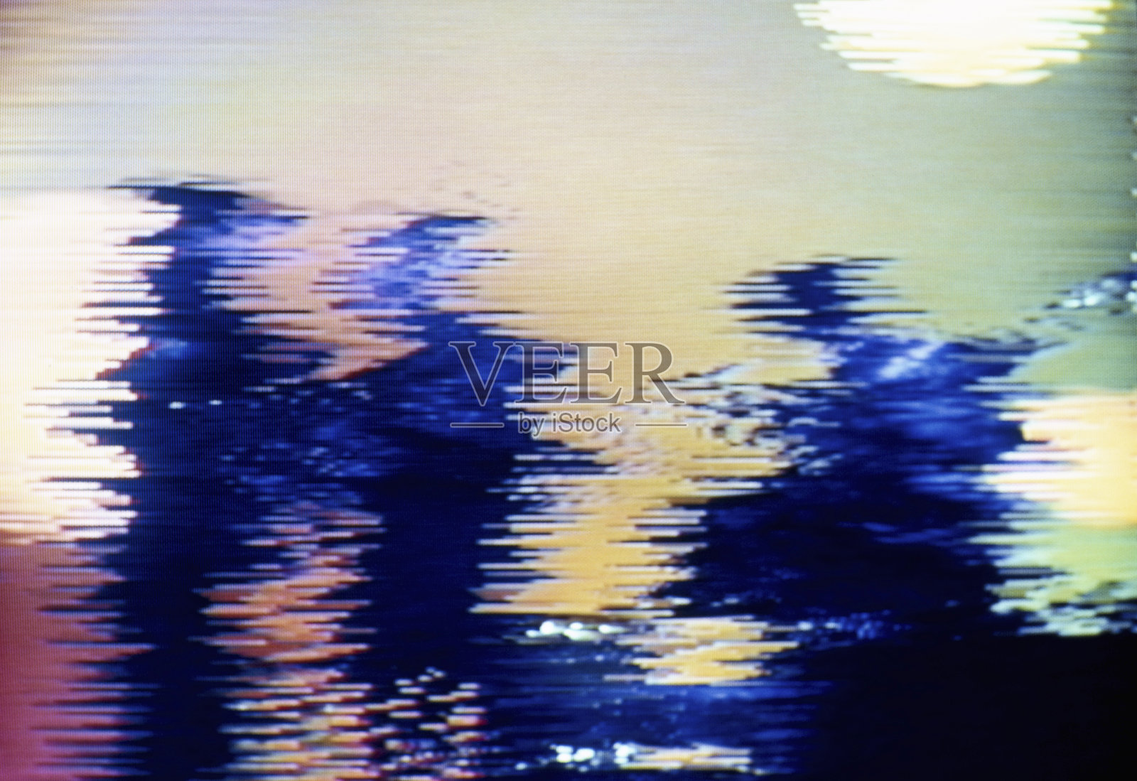 电视屏幕上有三个人在干扰照片摄影图片