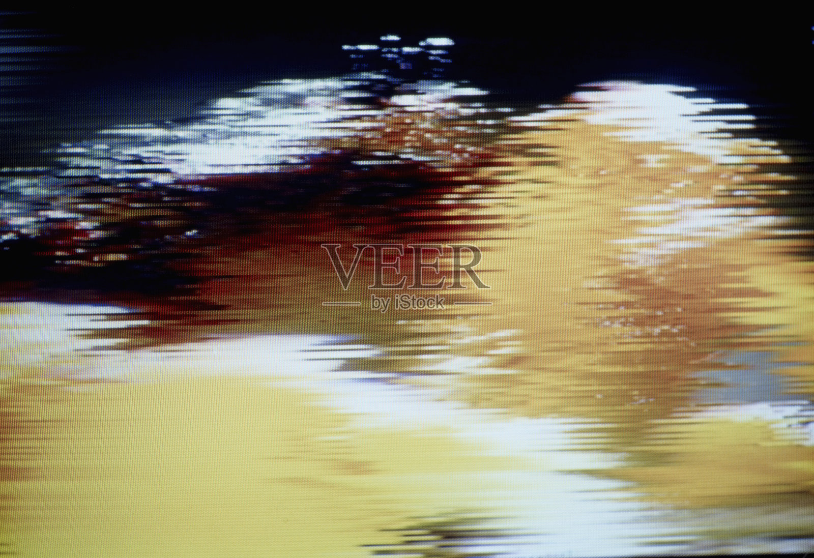 两个人在电视屏幕上相撞，造成干扰照片摄影图片