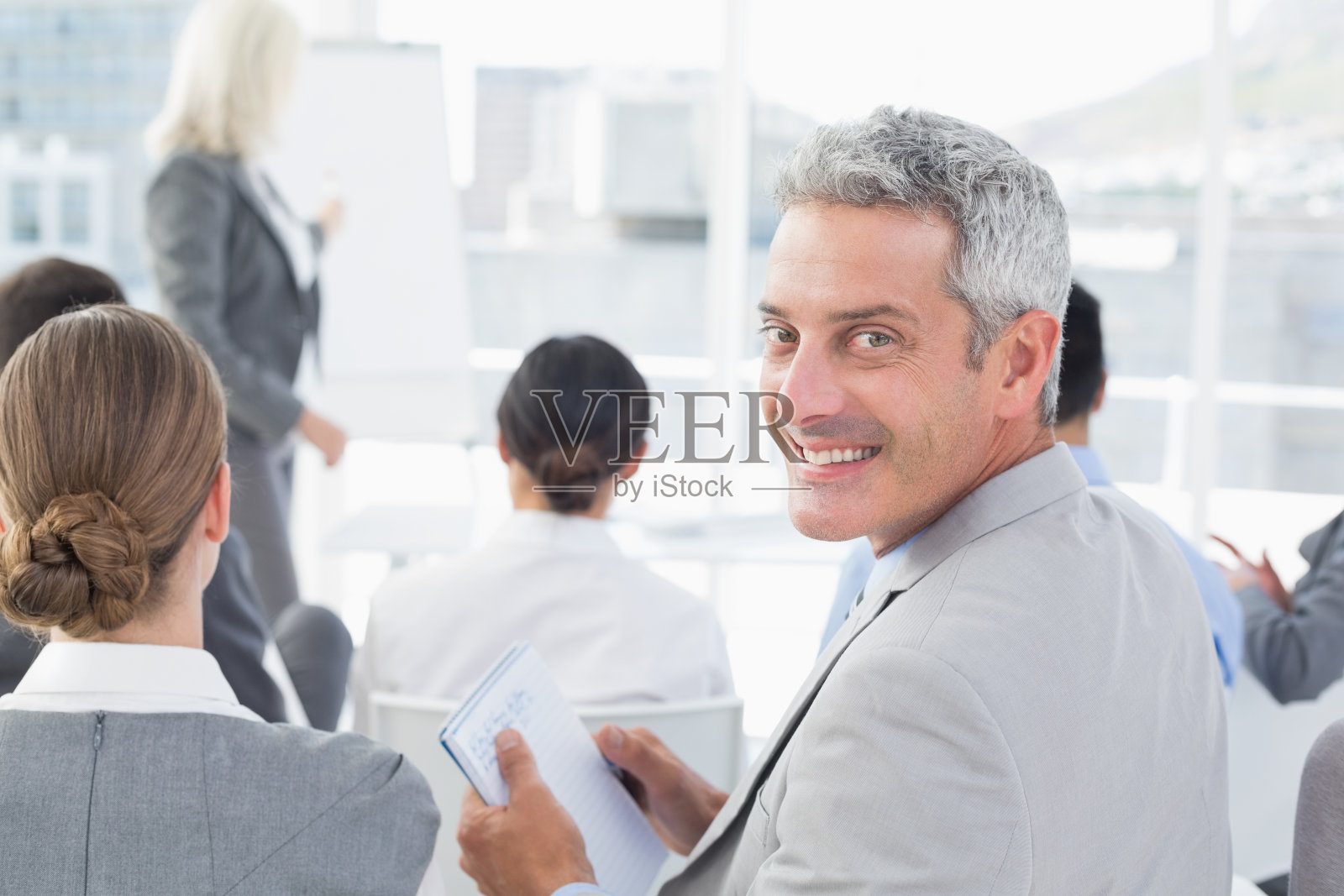 开会时，商人看着摄像机照片摄影图片