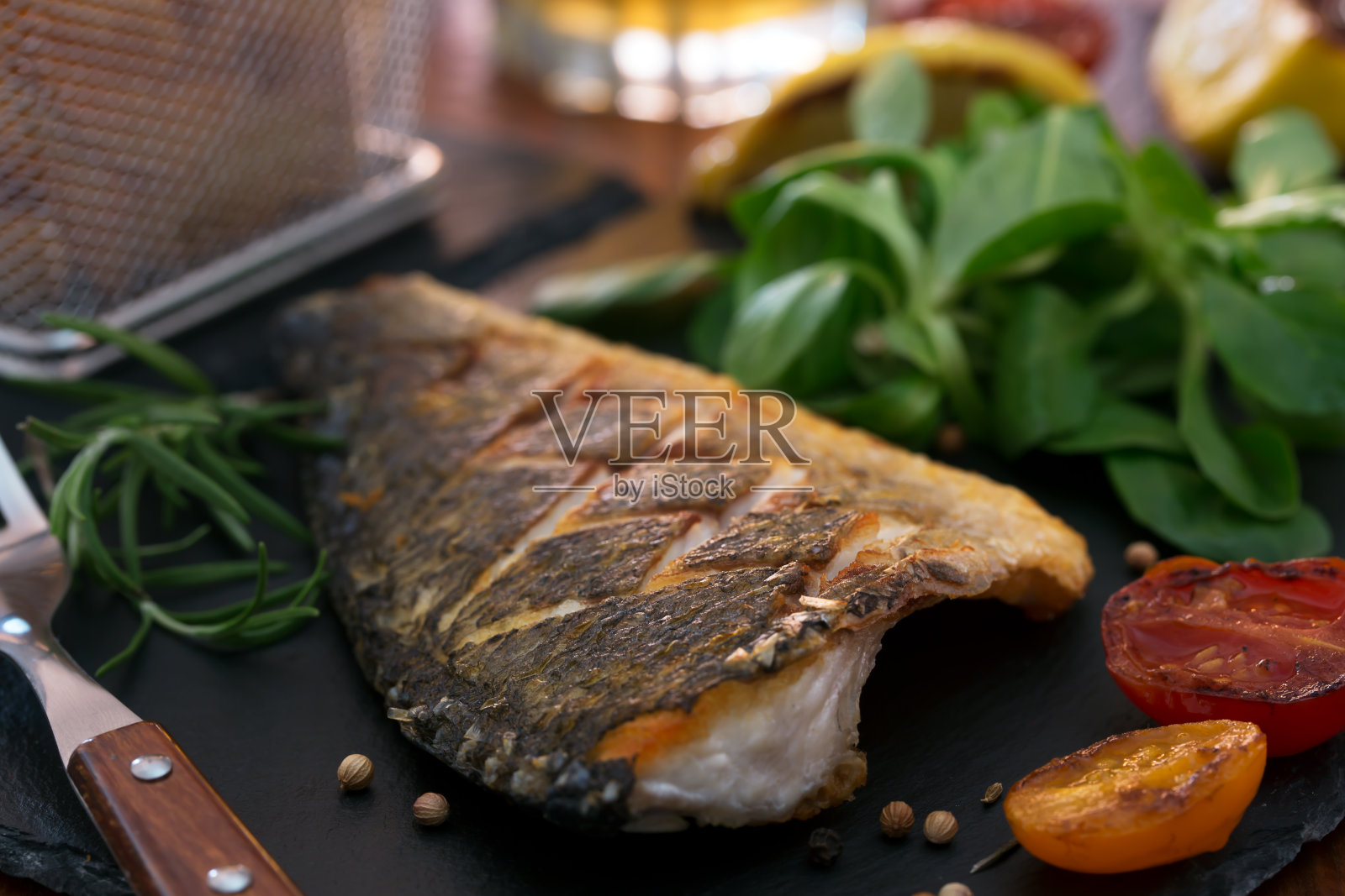 烤剑鱼配新鲜沙拉和蔬菜。水平照片摄影图片