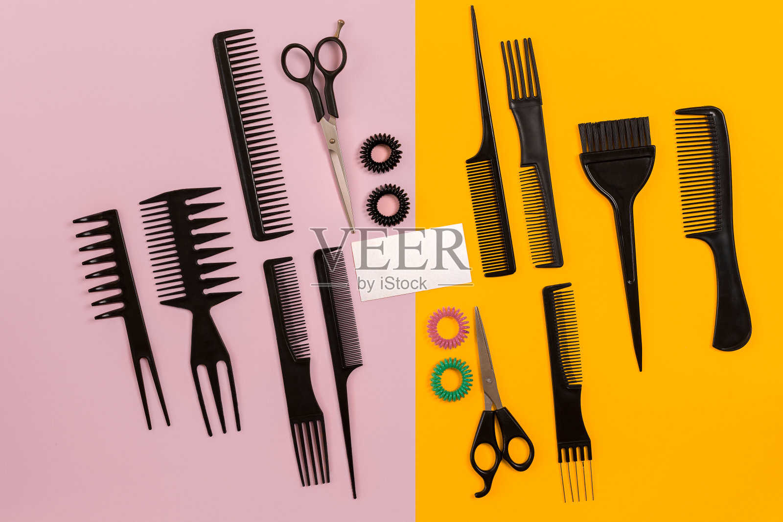 发型师工具的粉红色和黄色背景与复制空间，俯视图，平lay照片摄影图片