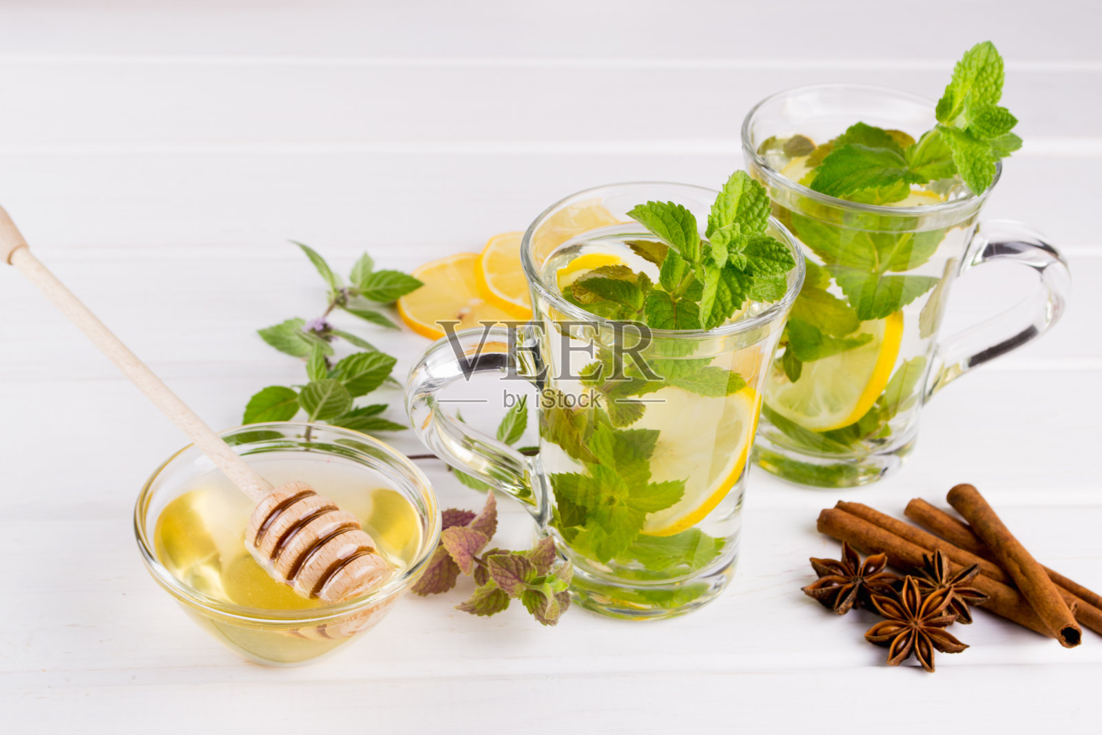 一杯加入薄荷，柠檬，蜂蜜，肉桂，茴香的茶。照片摄影图片