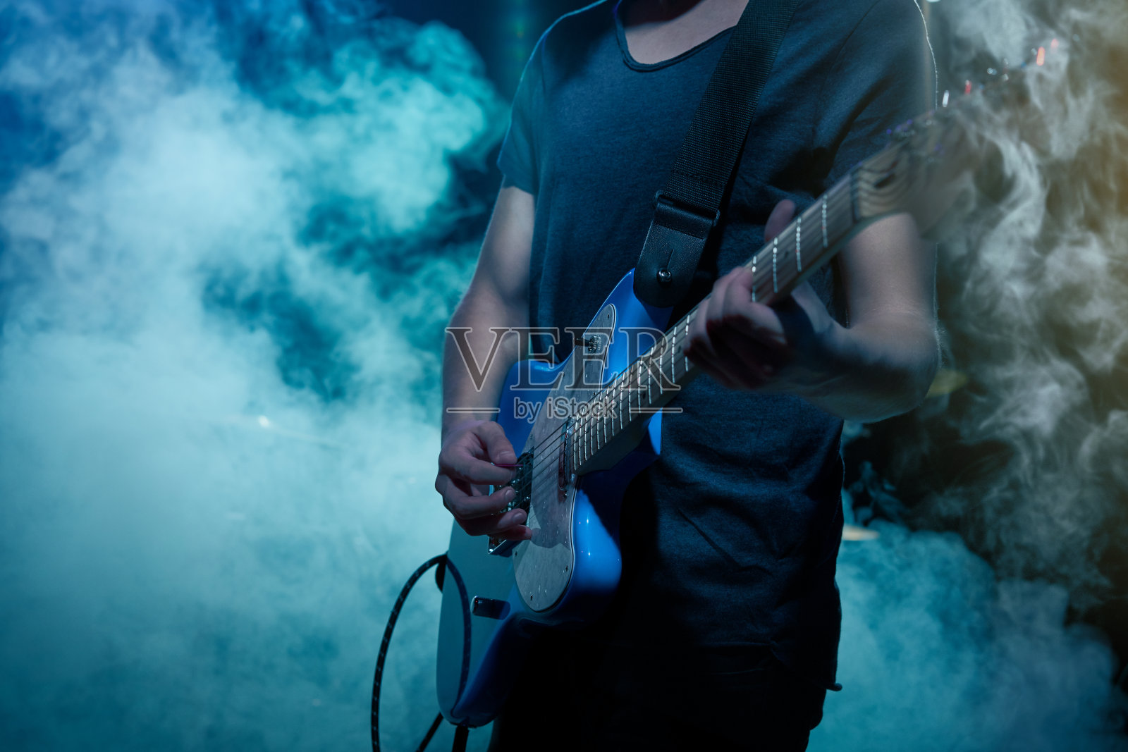 吉他手弹独奏。照片摄影图片