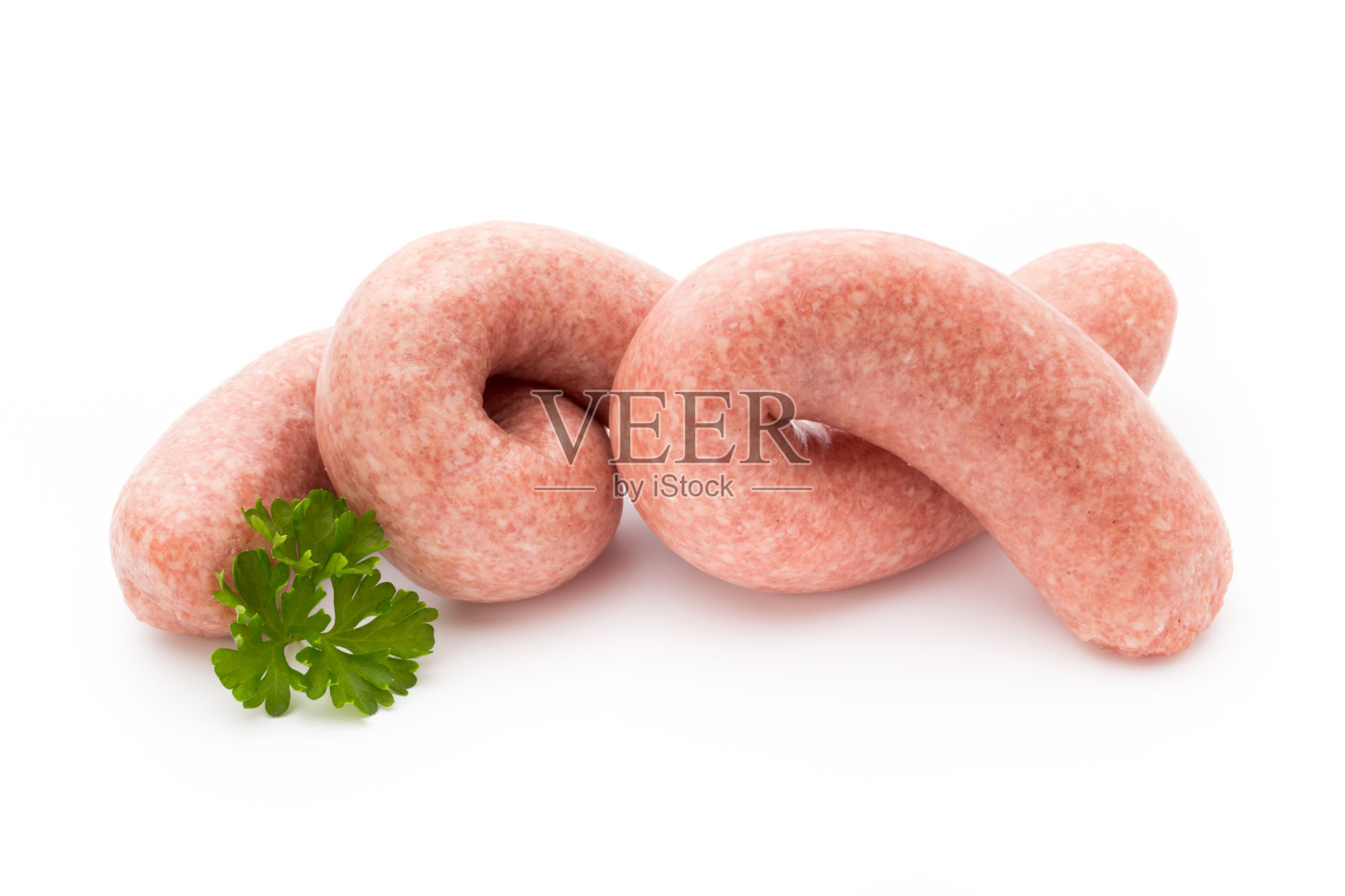 生香肠加香草和香料。照片摄影图片