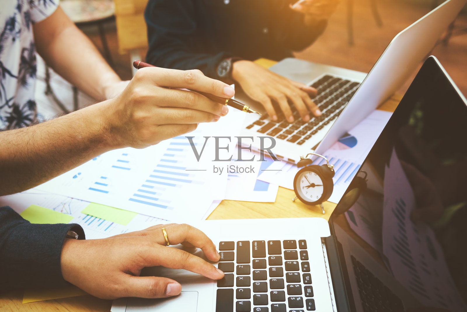 网络营销者、企业家指着屏幕笔记本电脑，喜欢在高效的环境中工作。照片摄影图片